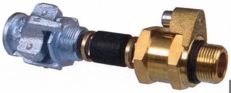 Leitungseinführung aus Gusseisen

Die als Kabel- und Leitungseinführung bezeichnete Ware besteht aus einer Klemmschelle aus Gusseisen (Temperguss), einem Zwischenstück aus Messing, einem Dichtring aus Kunststoff und einer Verdrehsicherung und zwei Druckringen aus Messing. Das Erzeugnis dient der Einführung von nicht fest verlegten Kabeln und Leitungen in elektrische Betriebsmittel. Gusseisen herrscht gegenüber den anderen metallischen Materialien gewichtsmäßig vor.
Eine Einreihung in die Position 8536 scheidet wegen einer fehlenden elektrischen Funktion aus.

Das Erzeugnis ist als andere Ware aus verformbarem Gusseisen in den TARIC-Code 7325 9910 90 einzureihen.