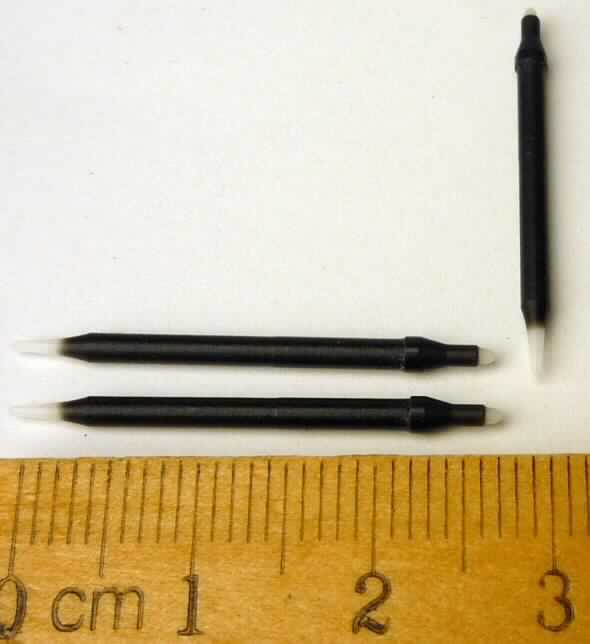 Sog. kunststoffgefasste Spitze für Marker NIB e-8404 (700230000) in Form einer Schreibfederspitze, im Wesentlichen bestehend aus einem weißen Docht aus Kunststoff (L = 3 cm) mit einer abgerundeten Spitze, keine Fasern enthaltend, mit einem Innenkanal zur Tintenleitung, in einer schwarzen Kunststoffumhüllung.

Diese Ware ist als "Schreibfederspitze mit Innenkanal" einzureihen.