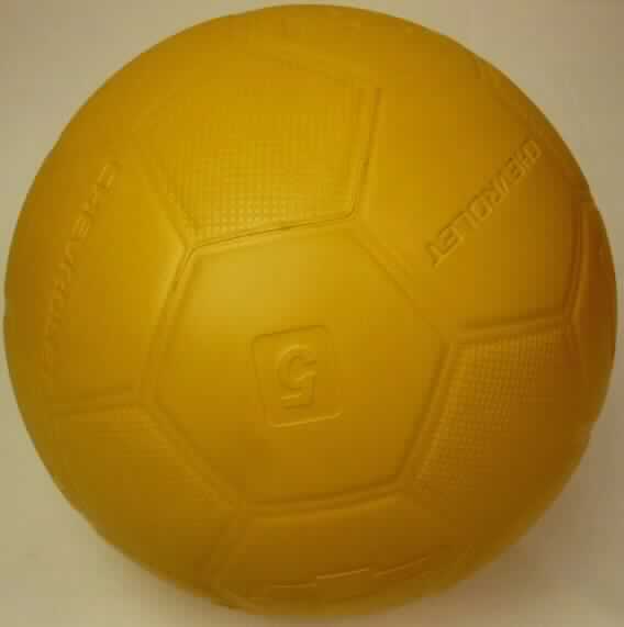 Bei dem vorgelegten Warenmuster handelt es sich um einen Fußball (nach Angaben der 
Antragstellerin aus Hartgummi) mit einem Umfang von ca. 68 cm (entspricht gemäß vorhandener
Kennzeichnung der Ballgröße 5 für Erwachsene), auf dessen Oberfläche fünf- und 
sechseckige Felder, mehrere Logos der Automarke "Chevrolet" sowie diverse Schriftzüge 
eingeprägt sind.
Der Ball, der auch in Ballgröße 4 für Jugendliche geliefert wird, besteht durchgehend aus 
Kunststoff und ist nicht aufblasbar.

Die Ware ist als "Ausrüstungsgegenstand für andere Sportarten, in Kapitel 95 anderweit weder 
genannt noch inbegriffen, nicht von den Unterpositionen (KN) 9506 1110 bis 9506 5900 erfasst,
Ball, kein Tennisball, nicht aufblasbar, kein Kricket- oder Poloball" einzureihen.