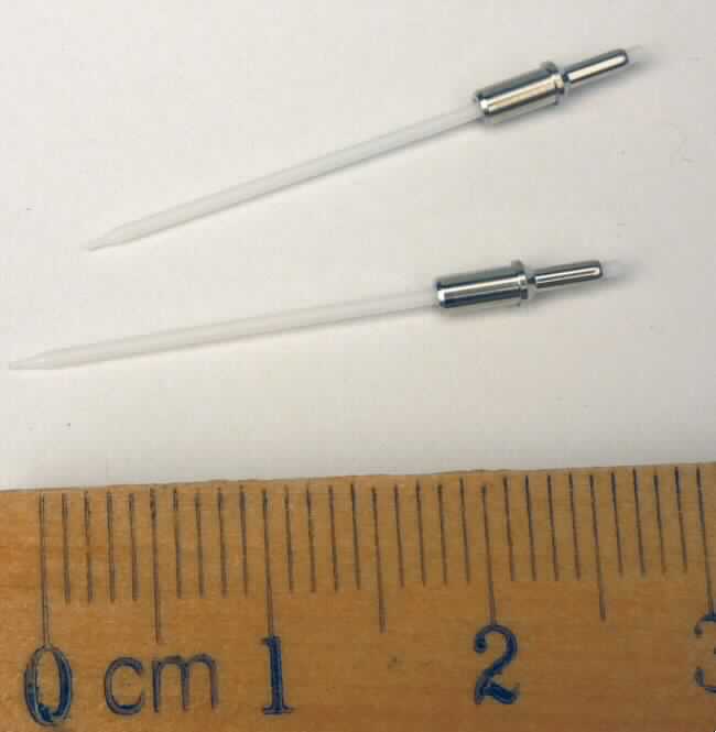 Sog. metallgefasste Finelinerspitze in Form einer Schreibfederspitze, im Wesentlichen
bestehend aus einem weißen Docht aus Kunststoff (L = 3,1 cm) mit einer abgerundeten
Spitze, keine Fasern enthaltend, mit einem Innenkanal zur Tintenleitung, mit einer an der
Schreibspitze angebrachten Tülle aus unedlem Metall zum Einsetzen des Dochts in einen
Finelinerstift.

Diese Ware ist als "Schreibfederspitze mit Innenkanal" einzureihen.