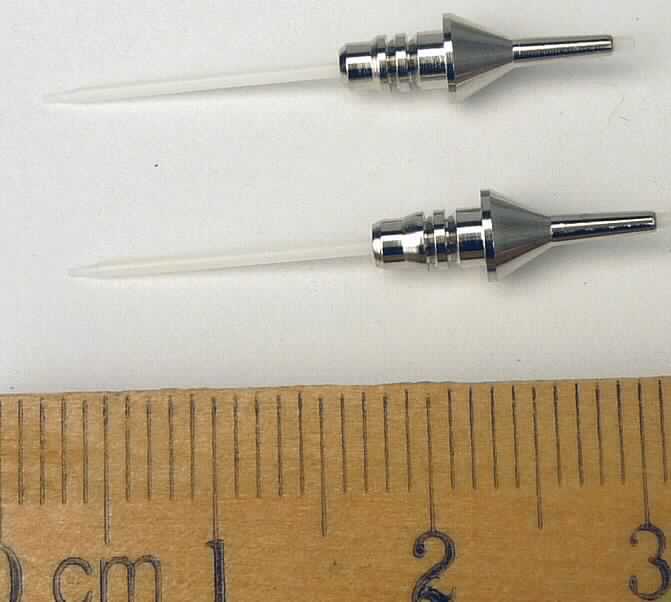Sog. metallgefasste Finelinerspitze in Form einer Schreibfederspitze, im Wesentlichen
bestehend aus einem weißen Docht aus Kunststoff (L = 3,1 cm) mit einer abgerundeten
Spitze, keine Fasern enthaltend, mit einem Innenkanal zur Tintenleitung, mit einer an der
Schreibspitze angebrachten Tülle aus unedlem Metall zum Einsetzen des Dochts in einen
Finelinerstift.

Diese Ware ist als "Schreibfederspitze mit Innenkanal" einzureihen.