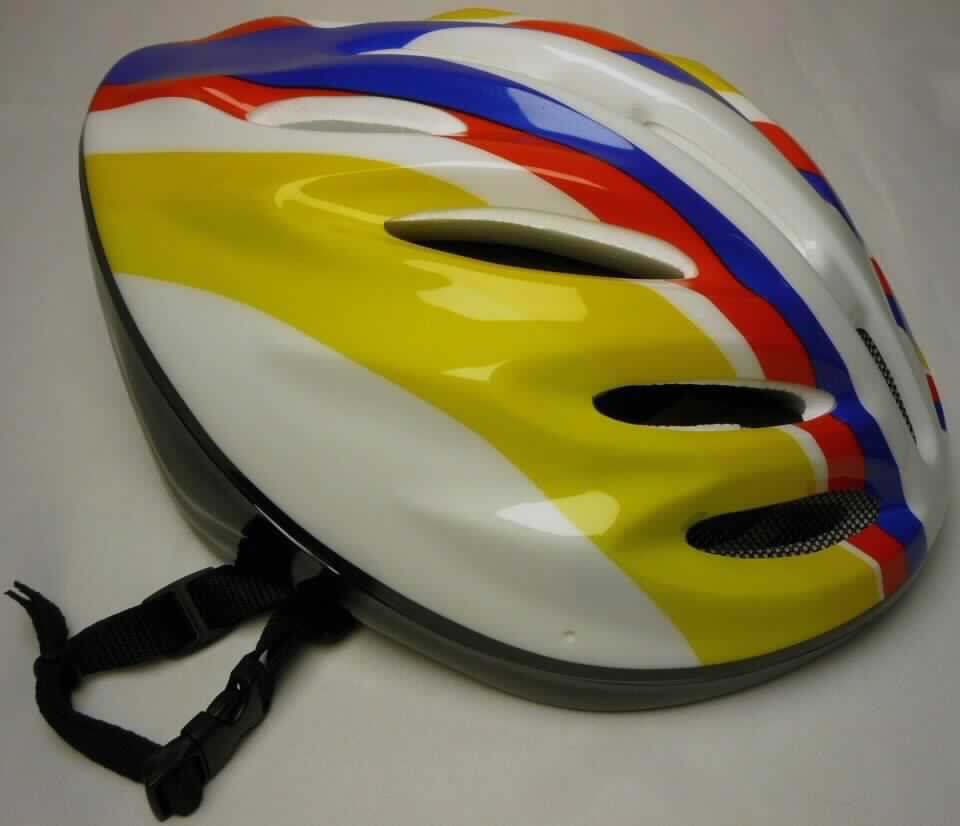 Sicherheitskopfbedeckung, sog. Helm für Radfahrer, Foto siehe Anlage,
- aus Kunststoff (lt. Antrag Polyvinylchlorid), in zwei verschiedenen Farben,
- innen gepolstert und mit Kunststoff (Styropor) ausgekleidet,
- mit einem Kinnriemen aus Spinnstoffen und Schnallen aus Kunststoff,
- auf verschiedene Kopfweiten (lt. Antrag 55-59 cm) einstellbar,
- vorn mit einem abnehmbaren Schirm versehen,
- zur Verwendung als Schutzhelm beim Fahrradfahren,
- in einer zur Verpackung dieser Waren üblichen Kunststofftüte mit einem
  bedruckten Pappdisplay und einer Gebrauchsanweisung verpackt.

"Sicherheitskopfbedeckung, aus Kunststoff"
