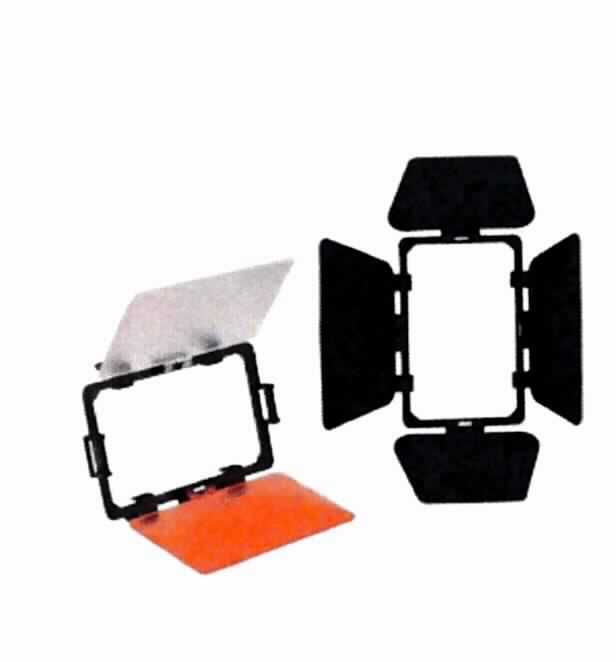 Bei der Ware "walimex Abschirmklappen/Filterset LED Videoleuchte", Artikelnummer 16777, siehe Abbildung, handelt es sich im Wesentlichen um einen rechteckigen Rahmen, an dem sich - je nach Ausführung - zwei oder vier bewegliche und bis zu 180 Grad klappbare Vorsätze in Form von Klappen (optional mit zusätzlichem Filter/Diffusor) befinden. 

Nach Befestigung an einer elektrischen Leuchte, hier für LED-Videoleuchten der UPos. (HS) 9405 40 konzipiert (nicht Gegenstand dieser Auskunft), dienen die mittels Scharnieren bedarfsgerecht verstellbaren Abschirmklappen einer gezielten, partiellen Lichtführung. Folglich stellt sich der Leuchten-Aufsatz aus Kunststoffen als ein erkennbareres Teil eines elektrischen Beleuchtungskörpers dar.

Das Erzeugnis ist als "Teil eines Beleuchtungskörpers, anderweit weder genannt noch inbegriffen, aus Kunststoffen, kein Teil der Unterposition (Taric) 9405 9200 10" einzureihen.