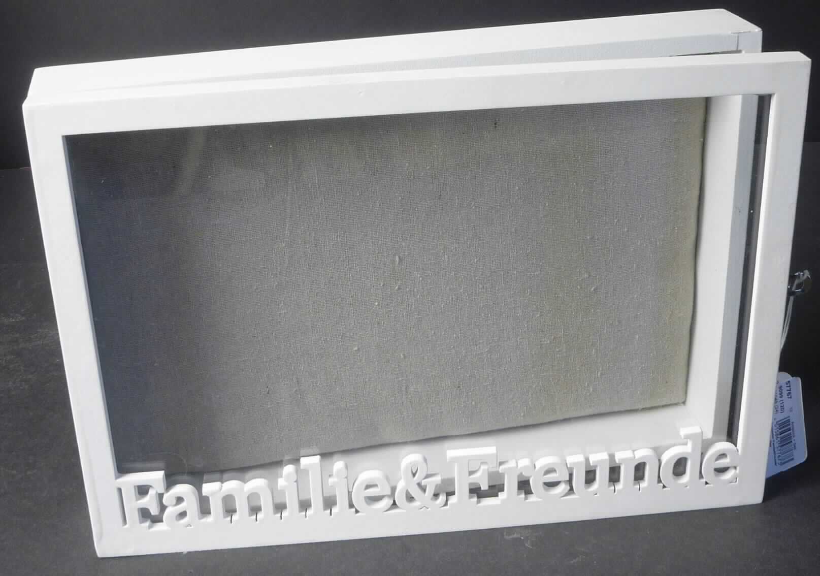 "Fotokasten Familie & Freunde"
- weiß lackiertes, sorgfältig gearbeitetes Kästchen, mit mittels Scharnieren aus unedlem Metall aufklappbarem 
  und verschließbarem Deckel aus umrahmtem Glas, versehen mit Schriftzug "Familie & Freunde", aus 
  Holzfaserplatte (MDF lt. Antragsteller), Abmessungen ca. LBH 33,5 x 5,5 x 23 cm,
- im Inneren ausgestattet mit gepolsterter, mit Spinnstoffgewebe (Leinen lt. Antragsteller) bespannter Rückwand, 
  ohne Inneneinteilung, ohne Aufhängevorrichtung (kein Möbel der Pos. 9403),
- zum Feststecken von z.B. Fotos im Inneren des Kästchens.
(Abbildung siehe Anlage)

Der Charakter des Ganzen wird im Hinblick auf den Umfang und den Wert durch das Holz bestimmt.

"Innenausstattungsgegenstand aus Holz, nicht aus tropischem Holz im Sinne der Zusätzlichen Anmerkung 2 zu Kapitel 44 (zusammengesetzte Ware aus Holz - Charakter bestimmend -, Glas, Spinnstoffen und unedlem Metall);
sog. Fotokasten"