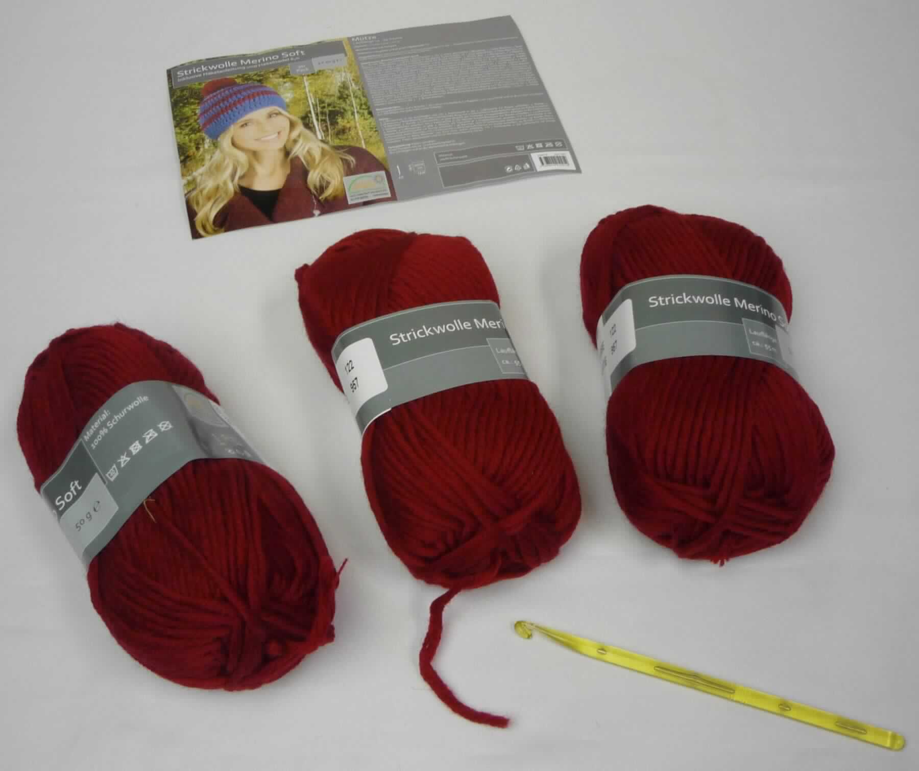 Handarbeitsset, sog. Strickwolle, Art. 2661413, Foto siehe Anlage,
- Warenzusammenstellung, bestehend aus Garnen und einer Häkelnadel,
- lt. Antrag gemeinsam in einem Polybeutel mit einem bedruckten Pappeinleger für den Einzelverkauf aufgemacht
  und zur Befriedigung eines speziellen Bedarfs zusammengestellt,
- Garne:
-- drei "Knäuel", jeweils mit einer Pappbanderole versehen,
-- jeweils mit einer Länge von lt. Antrag 55 m,
-- lt. Untersuchungsergebnis:
--- gefärbtes Garn,
--- gezwirnt,
--- aus Wolle,
--- jeweils mit einem Gewicht von ca. 50 g, damit in Aufmachung für den Einzelverkauf,
--- nicht mit Metalldraht verstärkt (somit kein Bindfaden der Position 5607),
- eine Häkelnadel:
-- mit einer Länge von ca. 14 cm und einem Durchmesser von ca. 6 mm,
-- zum Handgebrauch,
-- aus Kunststoff,
- soll laut Antrag zur Herstellung einer Mütze verwendet werden,
- insbesondere im Hinblick auf den Umfang verleihen die Garne der Warenzusammenstellung ihren
  wesentlichen Charakter.

"Garne aus Wolle, in Aufmachung für den Einzelverkauf, mit einem Anteil an Wolle von mehr als 85 GHT, mit einem
 Gewicht von weniger als 125 g"