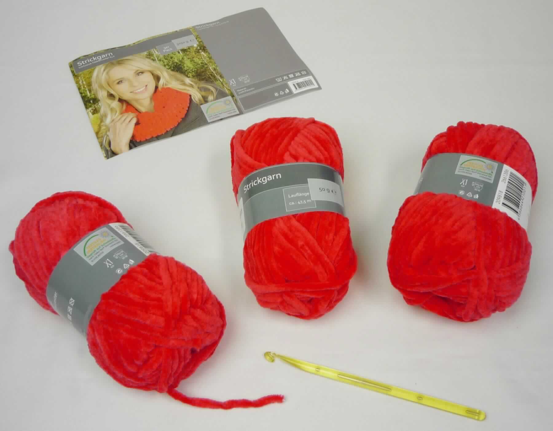 Handarbeitsset, sog. Strickgarn, Art. 2661413, Foto siehe Anlage,
- Warenzusammenstellung, bestehend aus Garnen und einer Häkelnadel, 
- lt. Antrag gemeinsam in einem Polybeutel mit einem bedruckten Pappeinleger für den Einzelverkauf aufgemacht 
  und zur Befriedigung eines speziellen Bedarfs zusammengestellt,
- Garne:
-- drei "Knäuel", jeweils mit einer Pappbanderole versehen,
-- lt. Antrag jeweils mit einer Länge von 47,5 m und einem Gewicht von 50 g,
-- lt. Untersuchungsergebnis:
--- Chenillegarn,
--- aus synthetischen Chemiefasern (lt. Antrag: Polyester),
- eine Häkelnadel:
-- mit einer Länge von ca. 14 cm und einem Durchmesser von ca. 6 mm,
-- zum Handgebrauch, 
-- aus Kunststoff,
- soll laut Antrag zur Herstellung eines Schals verwendet werden,
- insbesondere im Hinblick auf den Umfang verleihen die Chenillegarne der Warenzusammenstellung ihren 
  wesentlichen Charakter.

"Chenillegarne"