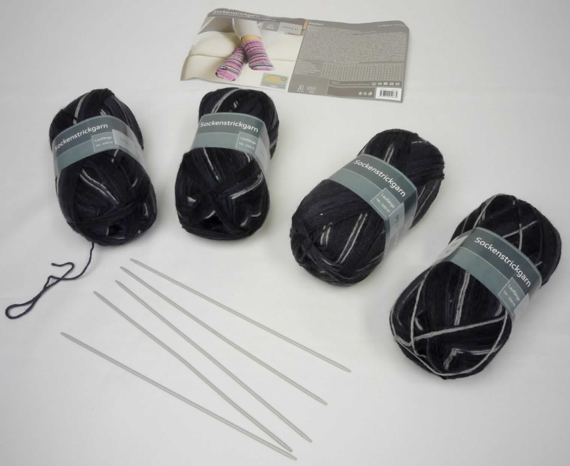Handarbeitsset, sog. Strickgarn, Art. 2661413, Foto siehe Anlage,
- Warenzusammenstellung, bestehend aus Garnen und vier Stricknadeln,
- lt. Antrag gemeinsam in einem Polybeutel mit einem bedruckten Pappeinleger für den Einzelverkauf aufgemacht
  und zur Befriedigung eines speziellen Bedarfs zusammengestellt,
- Garne:
-- vier "Knäuel", jeweils mit einer Pappbanderole versehen,
-- jeweils mit einer Länge von lt. Antrag 210 m,
-- lt. Untersuchungsergebnis:
--- bedrucktes Garn,
--- gezwirnt,
--- lt. Antrag aus 70 % Wolle und 30 % Polyamid (synthetische Chemiefasern); die Antragsangaben können als 
    zutreffend angesehen werden,
--- jeweils mit einem Gewicht von ca. 50 g, damit in Aufmachung für den Einzelverkauf,
--- nicht mit Metalldraht verstärkt (somit kein Bindfaden der Position 5607),
- vier Stricknadel:
-- jeweils:
--- mit einer Länge von ca. 20 cm und einem Durchmesser von ca. 2 mm,
--- zum Handgebrauch,
--- aus augenscheinlich unedlem Metall,
- soll laut Antrag zum Stricken von Socken verwendet werden,
- insbesondere im Hinblick auf den Umfang verleihen die Garne der Warenzusammenstellung ihren
  wesentlichen Charakter.

"Garne aus Wolle, in Aufmachung für den Einzelverkauf, mit einem Anteil an Wolle von weniger als 85 GHT"