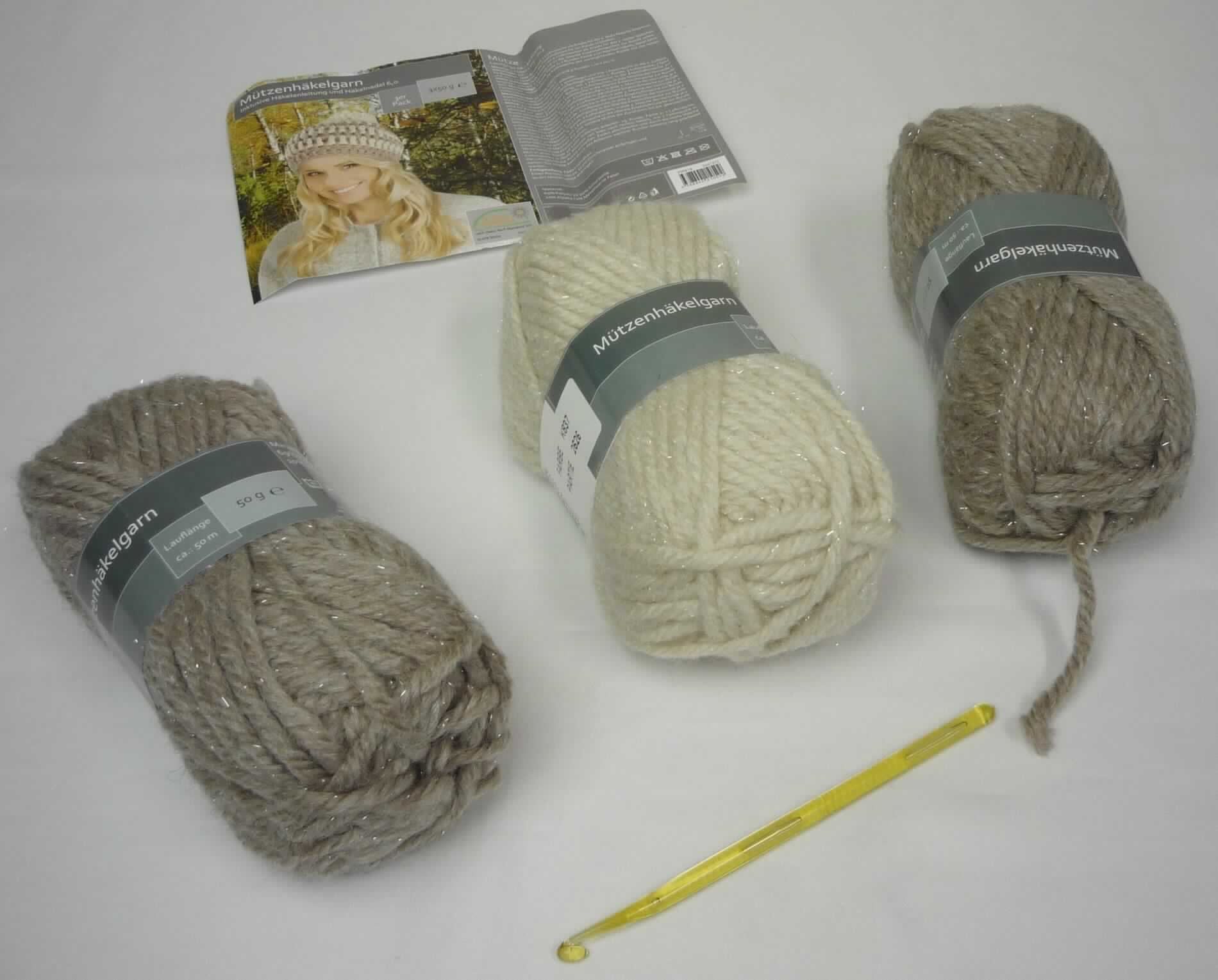 Handarbeitsset, sog. Mützenhäkelgarn, Art. 2661413, Foto siehe Anlage,
- Warenzusammenstellung, bestehend aus Garnen und einer Häkelnadel,
- lt. Antrag gemeinsam in einem Polybeutel mit einem bedruckten Pappeinleger für den Einzelverkauf aufgemacht
  und zur Befriedigung eines speziellen Bedarfs zusammengestellt,
- Garne:
-- drei "Knäuel", in verschiedenen Farben vorliegend und jeweils mit einer Pappbanderole versehen,
-- jeweils mit einer Länge von lt. Antrag 50 m,
-- lt. Untersuchungsergebnis:
--- meliertes Garn,
--- gezwirnt,
--- aus Wolle, feinen Tierhaaren (lt. Antrag Alpaka) und synthetischen Spinnfasern (lt. Antrag Polyacryl), mit 
    einer geringen Beimischung von auf Länge geschnittenen metallisierten Streifen aus synthetischer Spinnmasse; 
    lt. Antrag mit einem Gesamtanteil von:
---- Polyacryl-Spinnfasern von 69 GHT,
---- Wolle von 20 GHT,
---- feinen Tierhaaren von 10 GHT,
---- metallisierten Fasern von 1 GHT (somit kein Garn der Position 5605),
--- die Antragsangaben können als zutreffend angesehen werden,
--- jeweils mit einem Gewicht von ca. 50 g, damit in Aufmachung für den Einzelverkauf,
-- aufgrund der metallisierten Fasern kein Bindfaden der Position 5607,
-- mit einer S-Drehung als letzter Drehung, somit kein Nähgarn, 
- eine Häkelnadel:
-- mit einer Länge von ca. 14 cm und einem Durchmesser von ca. 6 mm,
-- zum Handgebrauch,
-- aus Kunststoff,
- soll laut Antrag zur Herstellung einer Mütze verwendet werden,
- insbesondere im Hinblick auf den Umfang verleihen die Garne der Warenzusammenstellung ihren
  wesentlichen Charakter.

"Garne aus synthetischen Spinnfasern, keine Nähgarne, in Aufmachung für den Einzelverkauf, mit einem Anteil an
 synthetischen Spinnfasern von weniger als 85 GHT"
