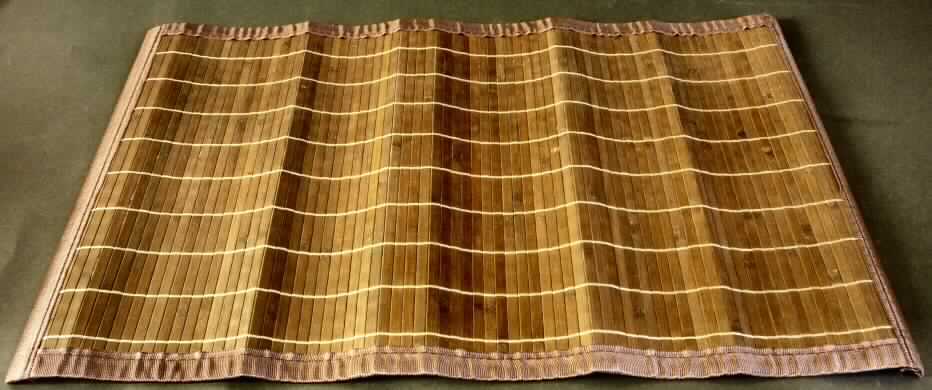 Sog. Badematte
- rechteckig, in den Abmessungen von ca. 50 x 80 cm,
- aus pflanzlichen Flechtstoffen hergestellt (Bambusstäbe mit ca. 10 mm Breite und 2 mm
  Dicke), die parallel nebeneinander gelegt und durch Haltefäden aus Spinnstoffgarn in
  Flächenform miteinander verbunden sind,
- an den Rändern mit einem ca. 3 cm breiten Band aus Spinnstoffgewebe eingefasst,
- auf der Rückseite mit einer rutschhemmenden Lage aus -lt. Antragsangaben- Kautschuk
  und Spinnstoffgewebe unterlegt.
Die pflanzlichen Flechtstoffe verleihen der Ware insbesondere nach dem Umfang und im Hinblick auf die Verwendung als Badematte wesentlichen Charakter.

Die Ware ist somit als " Ware aus Flechtstoffen, in Flächenform verwebt oder parallel aneinandergefügt, Matte aus pflanzlichen Stoffen, aus Bambus, nicht aus Geflechten oder ähnlichen Waren aus Flechtstoffen" in die Codenummer 4601 2190 00 0 einzureihen.
