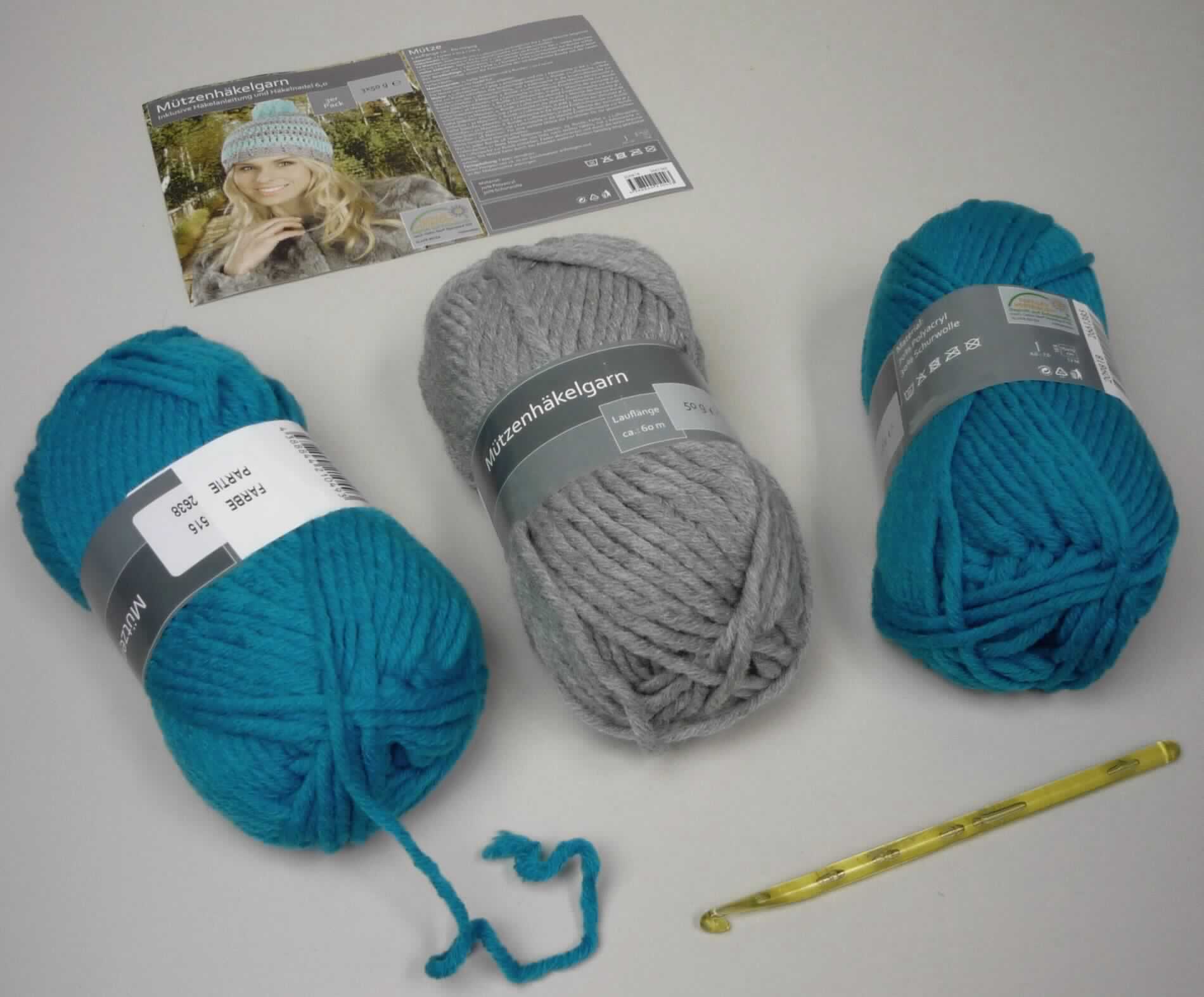 Handarbeitsset, sog. Mützenhäkelgarn, Art. 2661413, Foto siehe Anlage,
- Warenzusammenstellung, bestehend aus Garnen und einer Häkelnadel,
- lt. Antrag gemeinsam in einem Polybeutel mit einem bedruckten Pappeinleger für den Einzelverkauf aufgemacht
  und zur Befriedigung eines speziellen Bedarfs zusammengestellt,
- Garne:
-- drei "Knäuel", in verschiedenen Farben vorliegend und jeweils mit einer Pappbanderole versehen,
-- jeweils mit einer Länge von lt. Antrag 60 m,
-- lt. Untersuchungsergebnis:
--- gefärbtes Garn,
--- gezwirnt,
--- lt. Antrag aus 70 % Polyacryl (synthetische Chemiefasern) und 30 % Wolle; die Antragsangaben können als 
    zutreffend angesehen werden,
--- jeweils mit einem Gewicht von ca. 50 g, damit in Aufmachung für den Einzelverkauf,
--- mit einem Titer von ca. 8940 dtex (u. a. somit kein Bindfaden der Position 5607),
-- mit einer S-Drehung als letzter Drehung, somit kein Nähgarn, 
- eine Häkelnadel:
-- mit einer Länge von ca. 14 cm und einem Durchmesser von ca. 6 mm,
-- zum Handgebrauch,
-- aus Kunststoff,
- soll laut Antrag zum Stricken einer Mütze verwendet werden,
- insbesondere im Hinblick auf den Umfang verleihen die Garne der Warenzusammenstellung ihren
  wesentlichen Charakter.

"Garne aus synthetischen Spinnfasern, keine Nähgarne, in Aufmachung für den Einzelverkauf, mit einem Anteil an
 synthetischen Spinnfasern von weniger als 85 GHT"