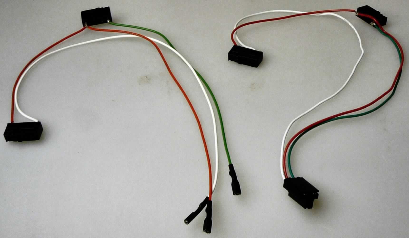 Sog. Endschalterleiste,
- bestehend aus zwei elektromechanischen Schnappschaltern, an welche insgesamt vier Kabel angeschlossen sind (funktionelle Einheit),
- an die drei losen Kabelenden sind elektrische Kontaktvorrichtungen angecrimpt,
- für eine Stromstärke von 11 A oder weniger,
- zum Schalten von elektrischen Stromkreisen.

Die Ware ist als "elektrisches Gerät zum Schließen und Unterbrechen von elektrischen Stromkreisen, für eine Spannung von 1000 V oder weniger, kein Leistungsschalter, elektromechanische Schnappschalter für eine Stromstärke von 11 A oder weniger" einzureihen.

Anlage: 1 Abbildung