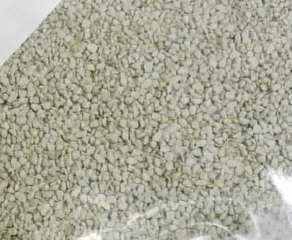 Angaben: 
Mineral-Klumpstreu "66" aus Naturton mit Parfümierung (Babypuderduft). Es soll sich um ein besonders feinkörniges Tongranulat aus 100% Naturton handeln.

Feststellung:
Hellgraues unregelmäßig geformtes Granulat mit einer Korngröße von 1-2 mm. Wenige dunkelgraue Körner enthalten. Der Geruch erinnert an Babypuder.

Befund:
Chemische Erzeugnisse und Zubereitungen der chemischen Industrie oder verwandter Industrien (einschließlich Mischungen von Naturprodukten), anderweit weder genannt noch inbegriffen; andere.