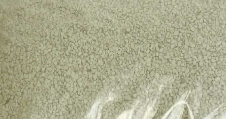 Angaben: 
Mineral-Klumpstreu "66" aus Naturton mit Parfümierung (Baumwollduft). Es soll sich um ein besonders feinkörniges Tongranulat aus 100% Naturton handeln.

Feststellung:
Hellgraues, unregelmäßig geformtes Granulat mit einer Korngröße von 1-2 mm. Wenige hellbraune Körner enthalten. Der Geruch erinnert an Waschpulver.

Befund:
Chemische Erzeugnisse und Zubereitungen der chemischen Industrie oder verwandter Industrien (einschließlich Mischungen von Naturprodukten), anderweit weder genannt noch inbegriffen; andere.