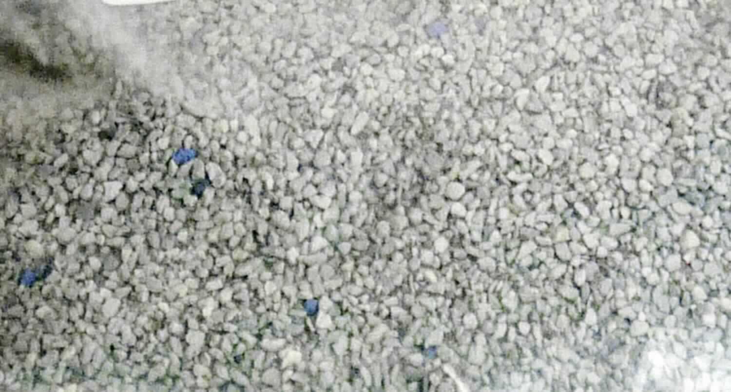 Angaben: 
Klumpenbildendes Katzenstreu "Extreme Classic" aus Bentonit (97%) und blauem Zeolith (3%).

Feststellung:
Hellgraues unregelmäßig geformtes Granulat mit einer Korngröße von 1-2 mm. Wenige blassblaue Körner enthalten. Der Geruch erinnert an Lavendel.

Befund:
Chemische Erzeugnisse und Zubereitungen der chemischen Industrie oder verwandter Industrien (einschließlich Mischungen von Naturprodukten), anderweit weder genannt noch inbegriffen; andere.