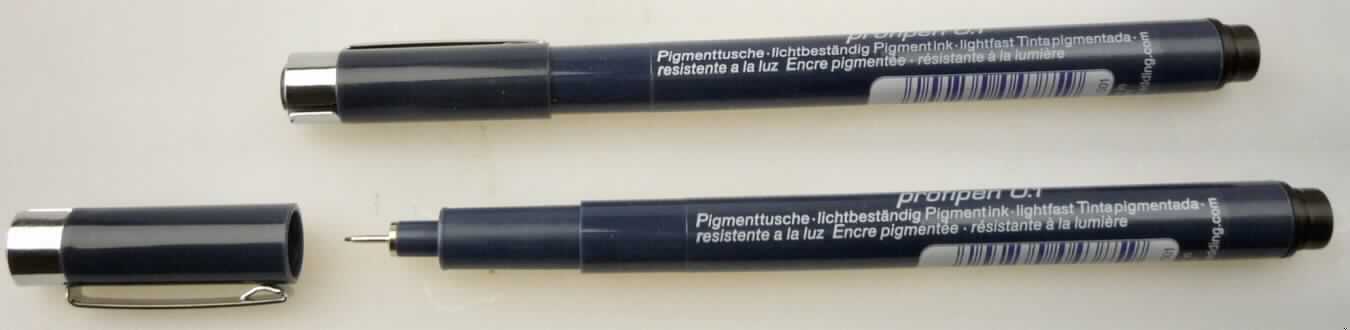 Schreiber "Profipen", in Form eines Füllhalters. Der Schreiber besteht aus einem
Kunststoffgehäuse mit einer Schreibspitze aus Kunststoff, die in einer
tintegetränkten, watteähnlichen Rolle im Inneren des Gehäuses steckt und ist mit einer
Verschlusskappe ausgestattet (Maße: 13,5 x 1 cm = L x D).
Die Schreibspitze (Strichstärken = 0,1, 0,3, 0,5 oder 0,7 mm) aus Kunststoff ist nicht porös
und weist einen Innenkanal zur Tintenleitung auf. 
Zwei dieser Schreiber sind in einer bedruckten Tüte aus Kunststofffolie mit Aufhängeöse
verpackt.

Diese Ware ist als "andere Füllhalter" einzureihen.