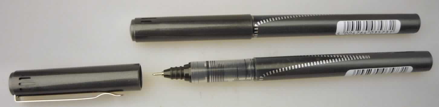Kugelschreiber, bestehend aus einem Kunststoffgehäuse (L x D = 13,7 x 1,2 cm), das einen
Kunststofftank mit flüssiger Tinte bildet, und fest mit einer Schreibspitze aus
unedlem Metall mit Schreibkugel verbunden ist. Die Schreibspitze wird durch eine
abnehmbare Schutzkappe mit Klip abgedeckt.
Zwei dieser Schreiber sind in einer bedruckten Tüte aus Kunststofffolie mit Aufhängeöse
verpackt.

Diese Ware ist als "Kugelschreiber mit flüssiger Tinte" einzureihen.