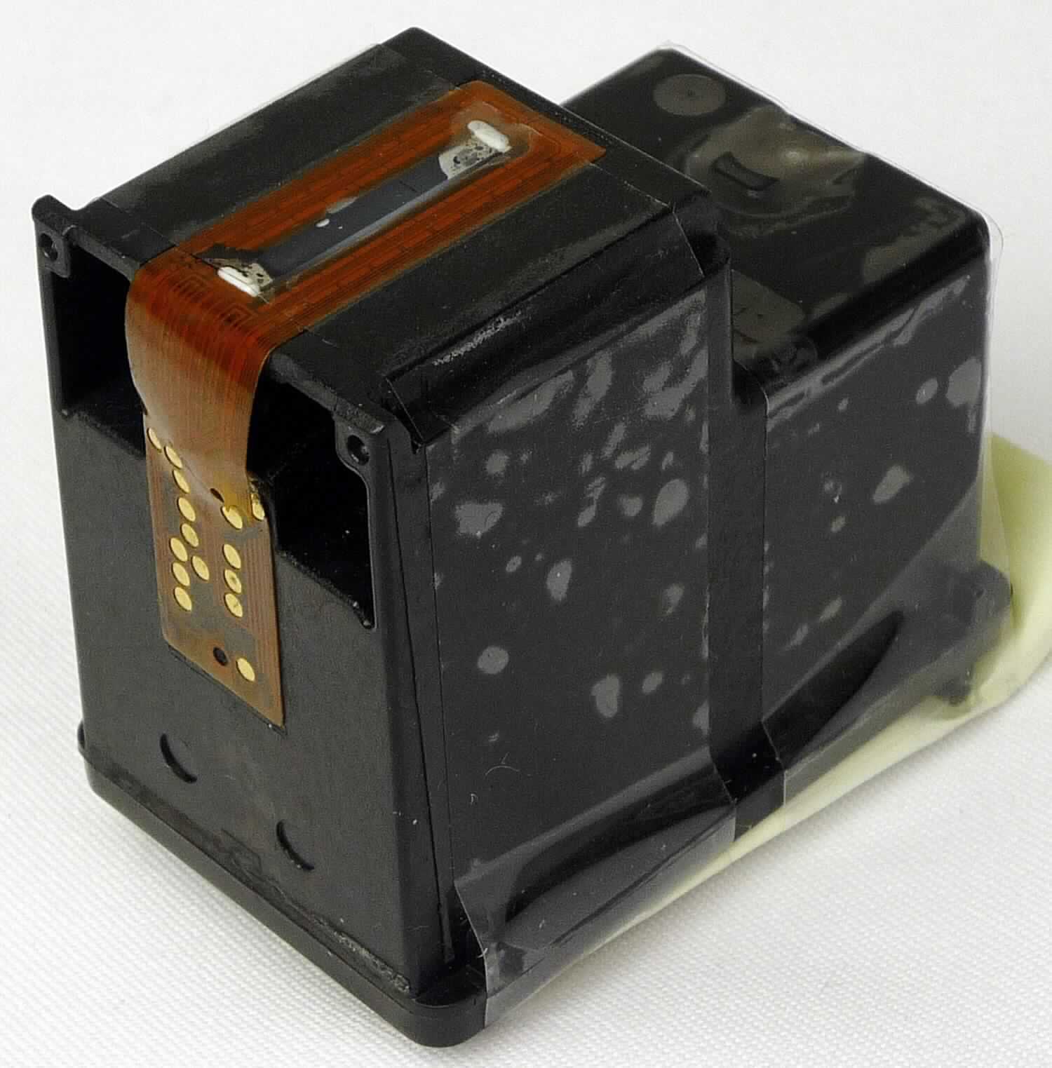 Es handelt sich bei der Tintenpatrone im Wesentlichen um ein mit Tinte befülltes Kunststoffgehäuse mit integriertem Druckkopf, bestimmt zum Einbau in Geräte der Position 8443 (Drucker). 

Das Erzeugnis wird als "Teil, erkennbar ausschließlich für Geräte der Position 8443 bestimmt, nicht von der Unterposition (HS) 8443 91 und der Unterposition (KN) 8443 9910 erfasst" eingereiht.

Anlage: 1 Abbildung
