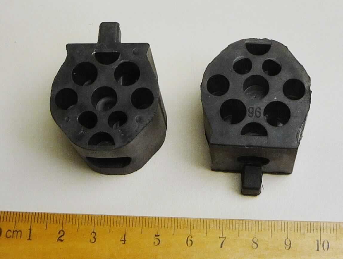 Angaben des Antragstellers:
Isolator - Material: EPDM
Das Teil dient zur Isolierung im Auto. Es wird im Heizkörper im Auto eingebaut.

Untersuchungsergebnisse an einem Warenmuster:
Rundes, individuell geformtes Formteil mit einer abgeflachten Seite aus einem schwarzen, elastischen Material (Außendurchmesser: ca. 3,3 cm; Länge: ca. 3 cm). In dem Formteil befindet sich ein Loch in Querrichtung (Durchmesser: ca. 1,2 cm) und neun Löcher in Längsrichtung (siehe Abbildung).

Befund:
Es liegt eine Ware aus Weichkautschuk für Kraftfahrzeuge im Sinne der Unterposition 4016 9957 (KN) vor.