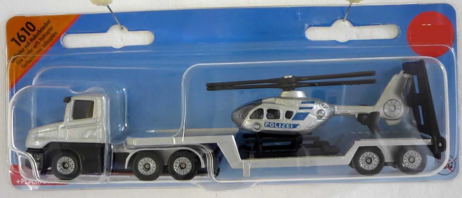 Es handelt sich um ein Set aus im Gussverfahren hergestellten Miniaturmodellen 
(sog. "Set LKW, Zugmaschine m. Tieflader, Art. 1610"), bestehend aus:
- einem Modell einer Zugmaschine 
-- mit einer silbernen Karosserie aus unedlem Metall, lt. Antragsangaben aus Zinkdruckguss 
   und Kunststoff,
-- in den Abmessungen von ca. 7,5 x 3,2 x 2,8 cm,
-- mit beweglichen Rädern,
-- mit einer blauen Motorhaube mit Aufschrift "Polizei",
- einem abnehmbaren Tiefladeanhänger
-- aus unedlem Metall, lt. Antragsangaben aus Zinkdruckguss und Kunststoff gefertigt,
-- in den Abmessungen von ca. 11,7 x 1,5 x 3,4 cm,
-- mit einer klappbaren Kunststofframpe am Heck,
- einem Polizeihubschraubermodell
-- aus unedlem Metall, lt. Antragsangaben aus Zinkdruckguss und Kunststoff gefertigt,
-- in den Abmessungen von ca. 7,5 x 3 x 2 cm,
-- mit einem beweglichen Rotor,
- dient der spielerischen Unterhaltung von Kindern und Erwachsenen,
- in einer Blisterpackung für den Einzelverkauf aufgemacht.

Zolltariflich handelt es sich um "andere als zuvor von der Position 9503 erfasste Modelle 
zur Unterhaltung, im Gussverfahren hergestellte Miniaturmodelle aus Metall".