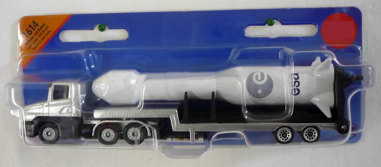 Es handelt sich um ein Set aus zwei im Gussverfahren hergestellten Miniaturmodellen 
 (sog. Set, Zugmaschine mit Tieflader, Art. 1614), bestehend aus:
- dem Modell einer Weltraum-Rakete,
- einem Spielfahrzeug in Form einer Sattelzugmaschine mit freilaufenden Rädern,
- einem vom Sattelzug trennbaren Sattelauflieger/-anhänger mit freilaufenden Rädern mit einer 
  hochklappbaren Befestigungsvorrichtung, auf der die Rakete befestigt werden kann
- alles im Wesentlichen aus unedlem Metall bestehend (lt. Anmelder Zinkdruckguss), mit
  einigen wenigen Teilen aus Kunststoff,
- gemeinsam mit einem Beipackzettel in einer Blisterverpackung für den Einzelverkauf
  aufgemacht,
- das Set dient der spielerischen Unterhaltung von Kindern.

Zolltariflich handelt es sich um "andere als zuvor von der Position 9503 erfasste Modelle 
zur Unterhaltung, im Gussverfahren hergestellte Miniaturmodelle aus Metall".