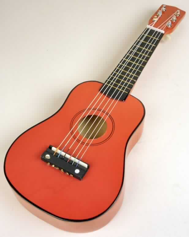 Es handelt sich um ein Zupfinstrument, in Form einer akustischen Gitarre mit einer Gesamtlänge von ca. 53 cm. Die Gitarre besteht aus einem Korpus aus rot lackiertem Holz und einem damit verbundenen Griffbrett, über das die 6 zwischen Sattel (am Kopf) und Steg (auf dem Korpus) aufgespannten Saiten laufen. Der Korpus, der als Resonanzkörper dient, setzt sich aus einem Boden, Seitenwänden und einer mit einem kreisrunden Schallloch versehenen Decke zusammen. Der Hals endet in einer sog. Kopfplatte, an der die Wirbel befestigt sind, mittels derer die Saiten gespannt und gestimmt werden können.

Die Ware stellt sich als funktionsfähige Gitarre dar, die hinsichtlich ihrer Größe auf die Körpergröße von Kindern abgestimmt ist und dem Musizieren dient.
Die Ware ist in einem bunt bedruckten Pappkarton verpackt.
Zusätzlich sind ein Plektrum und 6 Ersatz-Saiten enthalten, welche gemäß Anmerkung 2 Absatz 1 Kapitel 92 wie das Instrument eingereiht werden, für das sie bestimmt sind.

Das Erzeugnis ist als "anderes Saiteninstrument, in Form einer Gitarre" einzureihen.