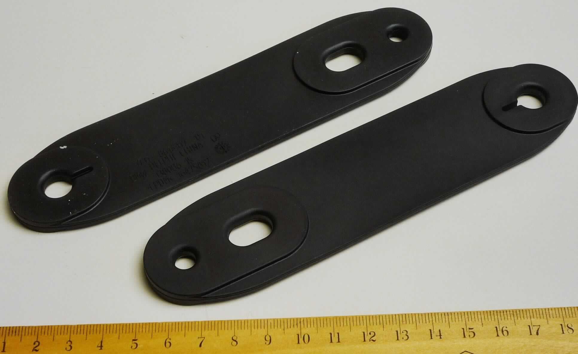 Angaben des Antragstellers:
Gummi-Biegung - Material: EPDM
Das Teil dient zur Befestigung im Heizkörper im Auto.

Untersuchungsergebnisse an einem Warenmuster:
Länglich-ovales Formteil aus einem schwarzen, elastischen Material (Abmessungen: ca. 16,6 x 4 cm; Dicke: ca. 0,3 bis 0,5 cm). In dem Formteil befindet sich drei Löcher (siehe Abbildung).

Befund:
Es liegt eine Ware aus Weichkautschuk für Kraftfahrzeuge im Sinne der Unterposition 4016 9957 (KN) vor.