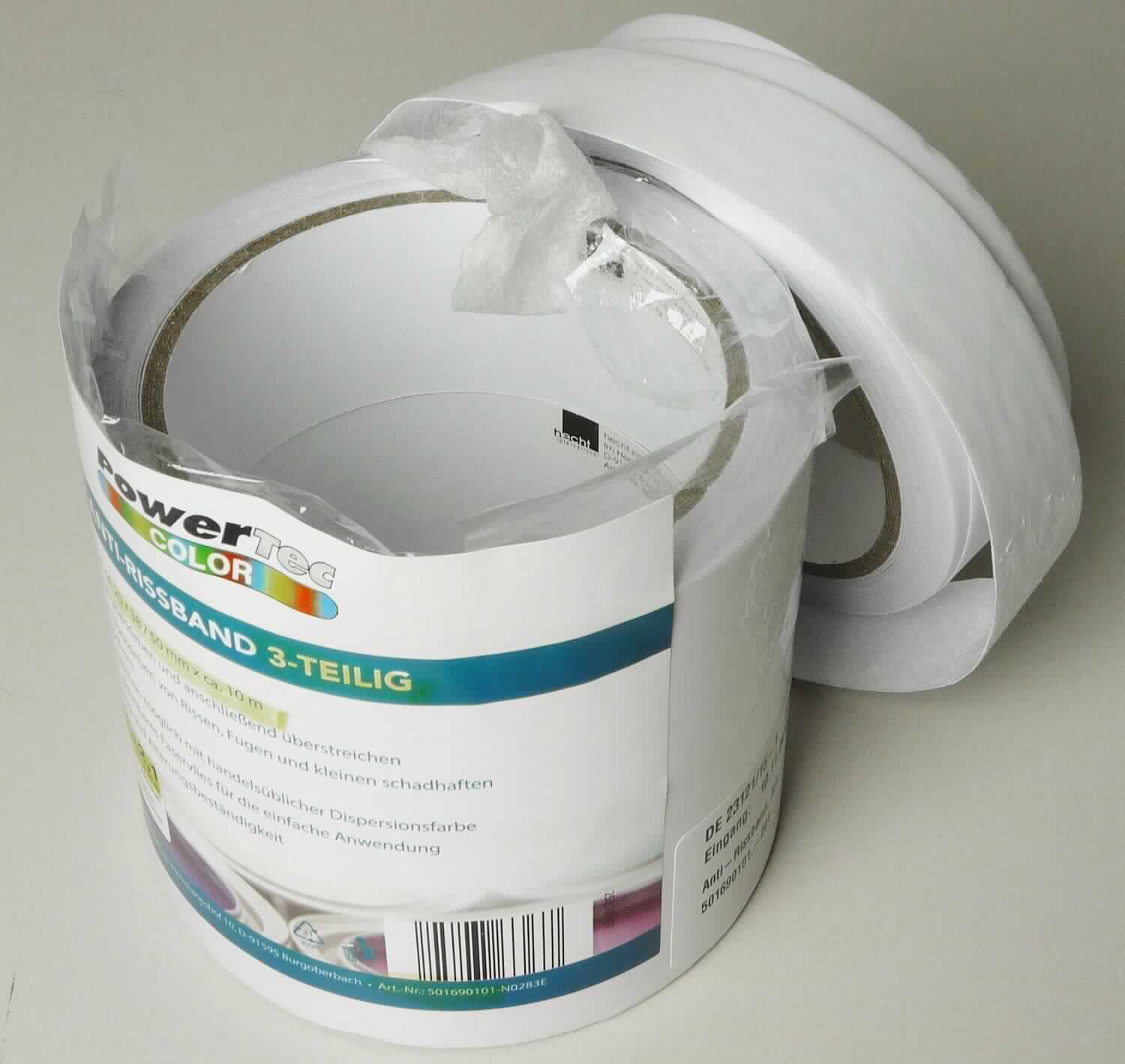 Vliesstoff, sog. Anti-Rissband, Art. 501690101 und 501690201, Foto siehe Anlage,
- als Meterware, auf Rollen, in den Abmessungen laut Antrag von:
-- 10 m x 25/38/55 mm (Art. 501690101),
-- 15 m x 500 mm (Art. 501690201), 
- laut Untersuchungsergebnis:
-- aus synthetischen Filamenten (laut Antrag: Polypropylen), damit keine Ware des Kapitels 39,
-- punktuell thermisch verfestigt, 
-- kein melt blown,
-- einlagig,
-- auf der Rückseite mit einem selbstklebenden Kleber bestrichen und einem Abdeckpapier versehen, 
-- mit einem Quadratmetergewicht von 60 g,
- dient laut Antrag dem dauerhaften Überkleben von Rissen, Fugen sowie schadhaften Stellen in Decken und
  Wänden und kann nach dem Aufkleben mit Farbe überstrichen werden.

"Vliesstoff, bestrichen, aus synthetischen Filamenten, mit einem Quadratmetergewicht von mehr als 25 g bis 70 g, 
 anderer als in TARIC-Code 5603 1210 10 genannte"