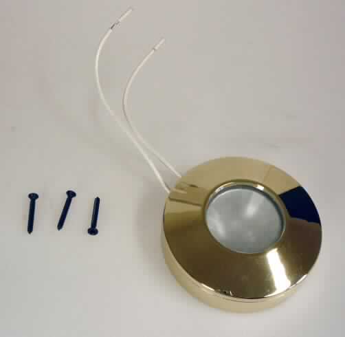 Sog. "Halogen-Aufbauleuchte MAXI, Art. 01635T48098"
Es handelt sich um eine elektrische Leuchte, im Wesentlichen bestehend aus einem runden goldfarbenen Kunststoffring (Durchmesser ca. 8 cm, Höhe ca. 2,5 cm ) mit integrierter runder Lampenfassung aus schwarzem Kunststoff mit elektrischen Anschlüssen, einem metallenen Reflektor mit Halogenglühlampe (12 V/10 W), und einer - in einem goldfarbenen Kunststoffring eingelassenen - mattierten Abdeckung in einem festverschraubten Gehäuse. Die Lampenfassung und der Kunststoffring sind mit drei Löchern zur Deckenbefestigung  versehen.
Charakterbestimmend im Hinblick auf den Umfang und das Erscheinungsbild sind die Bestandteile aus Kunststoff.

Die Leuchte ist in einem Kunststoffbeutel und einem Karton verpackt.

Die Ware ist als "elektrische Wand- bzw. Deckenleuchte, anderweit weder genannt noch inbegriffen, aus Kunststoff, von der mit Glühlampen verwendeten Art, nicht für zivile Luftfahrzeuge" einzureihen.