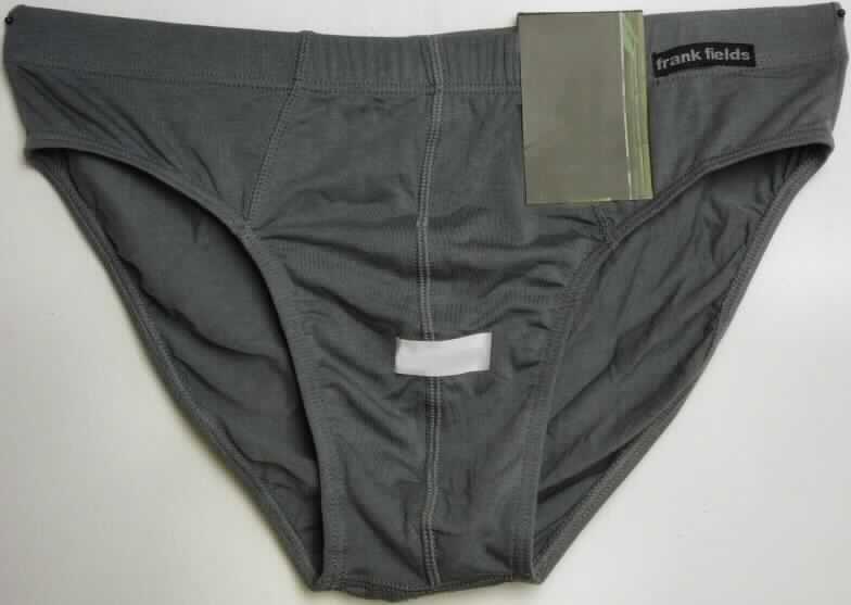 Slip, sog. Herren-Slip, in Erwachsenengröße, Foto siehe Anlage,
- aus ca. 0,5 mm dicken, einfarbigen Gewirken aus laut Antrag 67 % Bambus (Viskose; künstliche Chemiefasern, 
  somit keine Ware der Unterposition 6107 1900), 28 % Baumwolle und 5 % Elasthan (synthetische Chemiefasern),
- in der Taille abschließend, mit einem ca. 2,5 cm breiten, elastischen Taillenbund,
- ohne Eingriff, ohne Öffnung und ohne Verschluss,
- aufgrund des Schnitts eindeutig als Männerkleidung erkennbar,
- mit hohen Beinausschnitten mit elastischen Abschlüssen.

"Slip, aus Gewirken, für Männer, aus Chemiefasern"