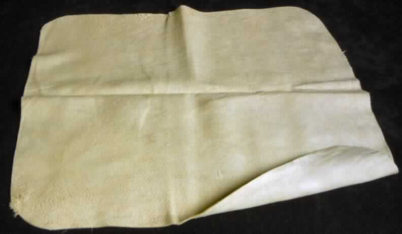 Sämischleder, sog. Reinigungstuch aus Hirschleder, Abbildung siehe Anlage, 
- von Hirschen (lt. Antrag), 
- enthaart, 
- weiches, geschmeidiges, silbergraues Fleischspaltleder, 
- in annähernd rechteckiger Form, mit abgerundeten Ecken, 
- ohne gezackte Ränder, nicht zusammengenäht und nicht zu besonderen Formen 
  zugeschnitten, daher keine Ware der Position 4205, 
- mit den Abmessungen von ca. 28 x 26 cm und einer Dicke von ca. 1 mm, 
- lt. Antrag zur Verwendung als Reinigungstuch für Musikinstrumente vorgesehen.

"Sämischleder, von Hirschen"