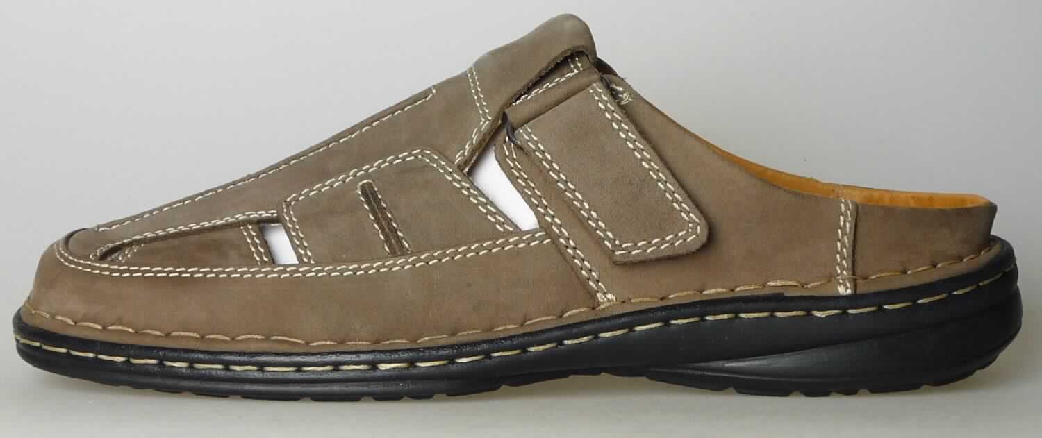 Freizeitschuhe (lt. Antrag: "Herren-Lederclogs, Artikel 384139, Farbe braun", Foto siehe Anlage)
- mit Laufsohlen aus (lt. Antrag) Kunststoff; ohne Hauptsohle aus Holz,
- mit Oberteil (nicht geschlossenes Blatt) aus Leder,
- seitlich mit Klettverschluss,
- ohne Metallschutz in der Vorderkappe,
- nicht den Knöchel bedeckend,
- mit einer größten Höhe des Absatzes und der Sohle von weniger als 3 cm, 
- mit einer Länge der Innensohle von mehr als 24 cm,
- für Männer (u. a. weiter Schnitt)

"Schuhe mit Laufsohlen aus Kunststoff und Oberteil aus Leder, andere als in den 
 UPos. 6403 1200 bis 6403 9931 genannt, für Männer"