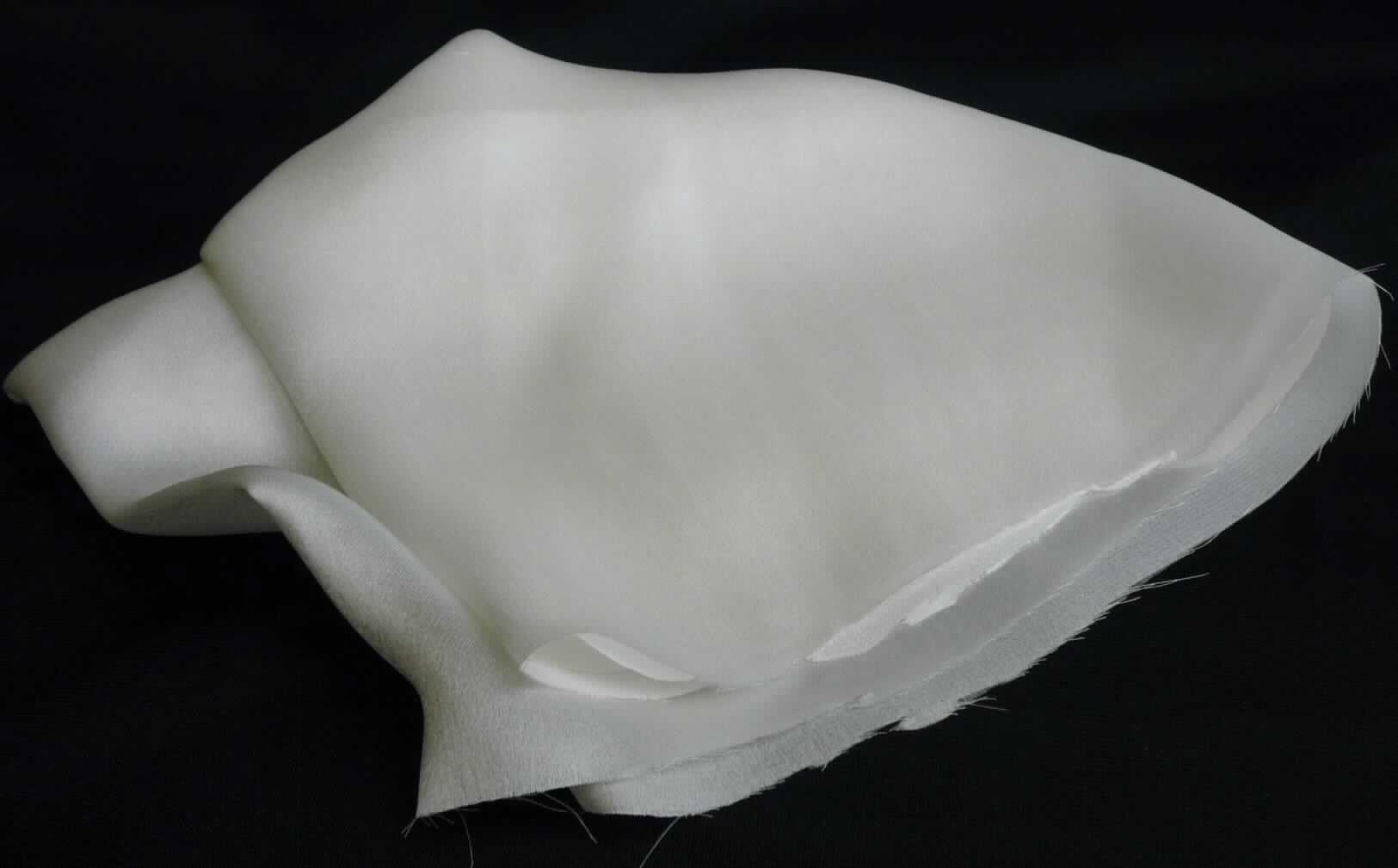Kreppgewebe, sog. Seidencrepe-Satin, Foto siehe Anlage,
- als Meterware; laut Antrag mit einer Breite von 140 cm,
- laut Untersuchungsergebnis:
-- aus Seide, 
-- kein Bourretteseidengewebe,
-- im Schuss aus stark gedrehten Garnen, mit je zwei Schussgarnen in S-Drehung und Z-Drehung im Wechsel,
-- abgekocht,
-- in Atlasbindung (Satinbindung),
-- nicht auf Handwebstühlen hergestellt.

"Gewebe aus Seide, anderes als in der Unterposition 5007 10 genannte, mit einem Anteil an Seide von 
 mehr als 85 GHT, Kreppgewebe, abgekocht, nicht auf Handwebstühlen hergestellt"