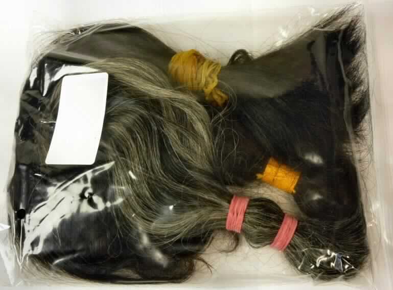 Nach den Antragsangaben und den vorliegenden Warenmustern handelt es sich um rohe und nicht gewaschene Menschenhaare (schwarze bzw. schwarze Haarfarbe mit grauen Strähnen). Die Waren in Form von lediglich gebündelten, natürlichen Zöpfen, wie sie beim abschneiden anfallen, sind unbehandelt und nicht weiter bearbeitet (sog. Schnitthaarzöpfe).