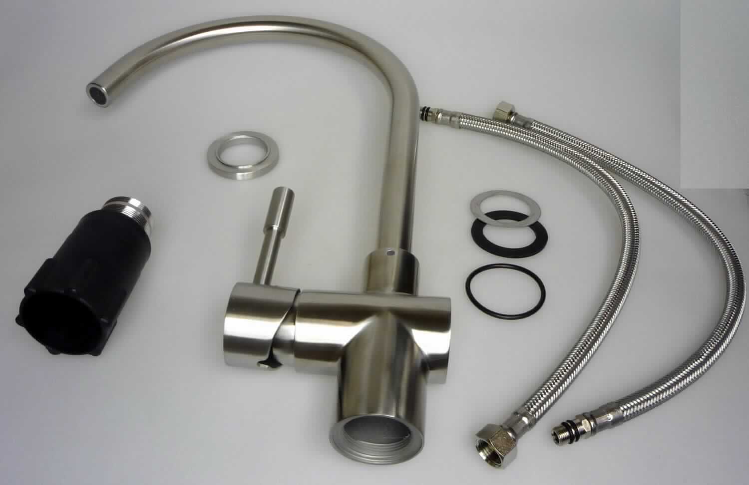 Bei der als "Einhandmischer für Spüle" bezeichneten Ware handelt sich um eine verchromte Waschtischarmatur aus Metall mit seitlich angebrachtem Bedienhebel, mit einer Höhe von 397 mm und einer Auslauflänge von 221 mm, zur Regelung der Wasserdurchlaufmenge und -temperatur. Sie ist mit einer Keramikkartusche, Anschlussschläuchen und Dichtringen ausgestattet. Die noch nicht zusammengesetzte Ware ist in einem Pappkarton verpackt. 

Die Ware ist als "Armatur für Rohr- oder Schlauchleitungen, Sanitärarmatur, Mischarmatur, nicht für bestimmte Luftfahrzeuge" einzureihen.