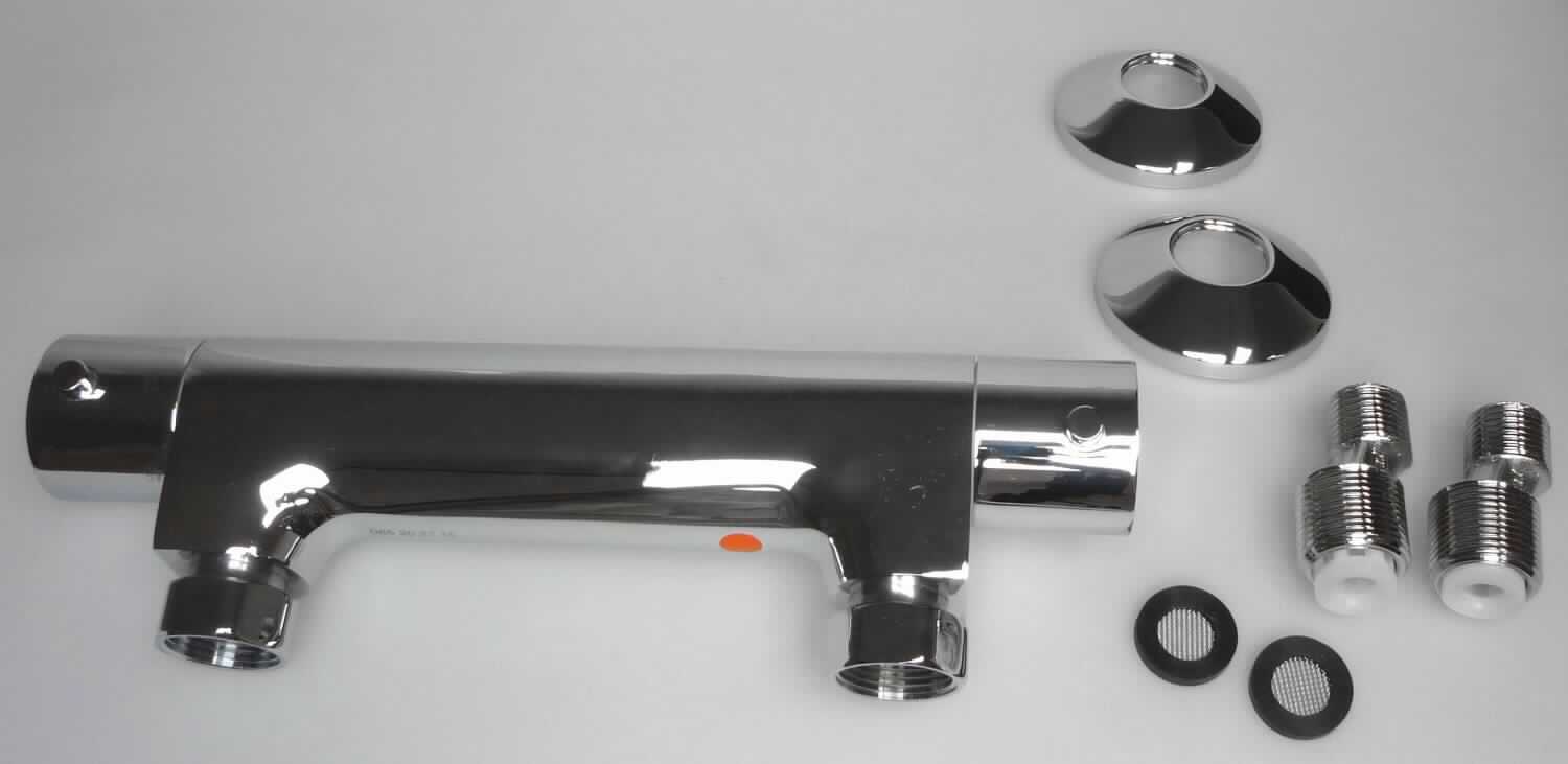 Bei dem als "Thermostatbatterie" bezeichneten Erzeugnis handelt es sich um eine Warenzusammenstellung in Aufmachung für den Einzelverkauf, bestehend aus
-	einer Dusch-Sanitärarmatur aus verchromten Messing,
-	zwei Rohrverbindungsstücken für die Wandmontage der Armatur,
-	zwei Rosetten zur Rohrabdeckung und
-	zwei Dichtungen

Die Waschtischarmatur besteht im Wesentlichen aus einem annähernd zylinderförmigen Gehäuse, an der Unterseite mit einem Gewinde für den Anschluss des Brauseschlauchs, an der Rückseite mit zwei Überwurfmuttern zur Montage sowie je einem Drehgriff an den Enden und dient zur Regelung der Wassermenge und der Wassertemperatur durch die Griffe. Sie ist der charakterbestimmende Bestandteil der Warenzusammenstellung im Hinblick auf die Verwendung.

Die in einem bedruckten Pappkarton verpackte Warenzusammenstellung ist als "Armatur für Rohr- oder Schlauchleitungen, Sanitärarmatur, Mischarmatur, nicht für bestimmte Luftfahrzeuge " einzureihen.