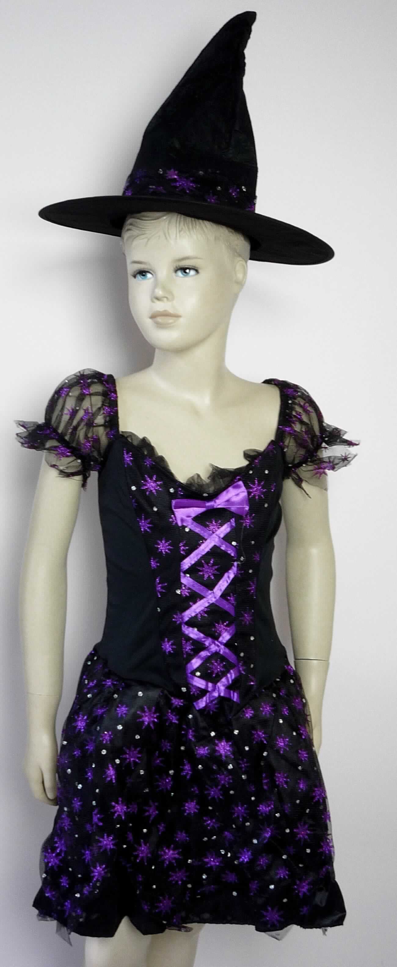 Hexenkostüm, sog. Kleid "Hexe", Art. 91503, Größe 32/34, Foto siehe Anlage,
- Warenzusammenstellung, bestehend aus einem Kleid und einer Kopfbedeckung,
- in einem Polybeutel gemeinsam mit einem bedruckten Pappetikett für den Einzelverkauf aufgemacht und zur 
  Befriedigung eines speziellen Bedarfs zusammengestellt,
- gehört als Maskenkostüm aus Spinnstoffen nicht zum Warenkreis der Position 9505,
- alle Flächenerzeugnisse aus laut Antrag 100 % Polyester (synthetische Chemiefasern),
- Kleid:
-- oberhalb der Taille aus ca. 0,5 mm dicken, einfarbigen bzw. aus ca. 0,3 mm dicken, netzartig durchbrochenen,
   einfarbigen Gewirken,
-- im Rockteil zweilagig gearbeitet; mit einer Außenlage aus den o. g. Gewirken und einer Innenlage aus 
   Vliesstoffen,
-- über den Schritt reichend (Rückenlänge: ca. 80 cm),
-- mit einem runden Ausschnitt; unterhalb des Ausschnitts mit einer angenähten Schleife sowie "Bändern" aus
   Geweben verziert, die optisch den Eindruck einer verschnürten Öffnung erwecken,
-- ohne Öffnung und ohne Verschluss,
-- mit kurzen Ärmeln, 
-- entlang des Halsausschnitts und an den Ärmelenden elastisch verengt,
-- am unteren Rand abgepasst gewirkt,
-- kann ohne ein weiteres, den Unterkörper bedeckendes Kleidungsstück getragen werden,
-- aufgrund des verwendeten Flächenerzeugnisses keine Ware des Kapitels 62,
- Kopfbedeckung:
-- in Art eines spitzen, kegelförmigen Hutes,
-- durch Zusammennähen von Spinnstoffzuschnitten hergestellt (aus Vliesstoffen),
-- mit einem Durchmesser von ca. 35 cm (einschließlich Krempe) und einer ca. 30 cm hochreichenden Spitze,
-- oberhalb der Krempe mit einem Zuschnitt aus einfarbigen Gewirken verziert,
- das Kleid verleiht der Warenzusammenstellung im Hinblick auf den Umfang und die Verwendung ihren
  wesentlichen Charakter.

"Kleid, aus Gewirken, für Frauen, aus synthetischen Chemiefasern"