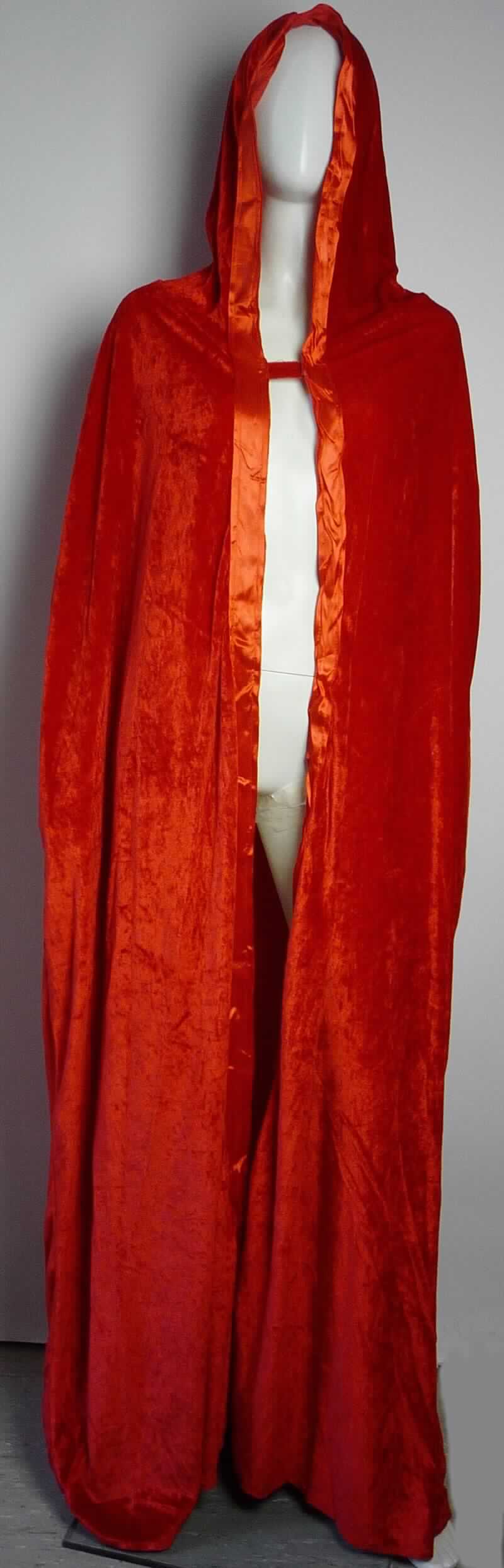 Umhangähnliches Kleidungsstück, sog. Samt-Umhang rot, Art. 92041, in Einheitsgröße, Foto siehe Anlage,
- in einem Polybeutel mit einem Pappetikett verpackt,
- aus ca. 0,6 mm dicken, samtartigen, einfarbigen Gewirken aus laut Antrag 100 % Polyester (synthetische 
  Chemiefasern),
- bis über die Knie reichend (Rückenlänge: ca. 146 cm); den Rücken, die Schultern und die Arme bedeckend,
- mit einer Kapuze,
- vorn mit einer durchgehenden Öffnung, am Halsausschnitt mit einem Klettverschlussriegel von links über rechts 
  zu schließen (Männerkleidung),
- auf der Vorderseite am Rand mit einem Zuschnitt aus Geweben ausgestattet,
- am unteren Rand durch Umschlagen und Festnähen gesäumt,
- wird im Allgemeinen über jeder anderen Kleidung und zum Schutz gegen das Wetter getragen,
- gehört als Maskenkostüm aus Spinnstoffen nicht zum Warenkreis der Position 9505,
- aufgrund des verwendeten Flächenerzeugnisses keine Ware des Kapitels 62.

"Umhangähnliches Kleidungsstück, aus Gewirken, für Männer, aus Chemiefasern"