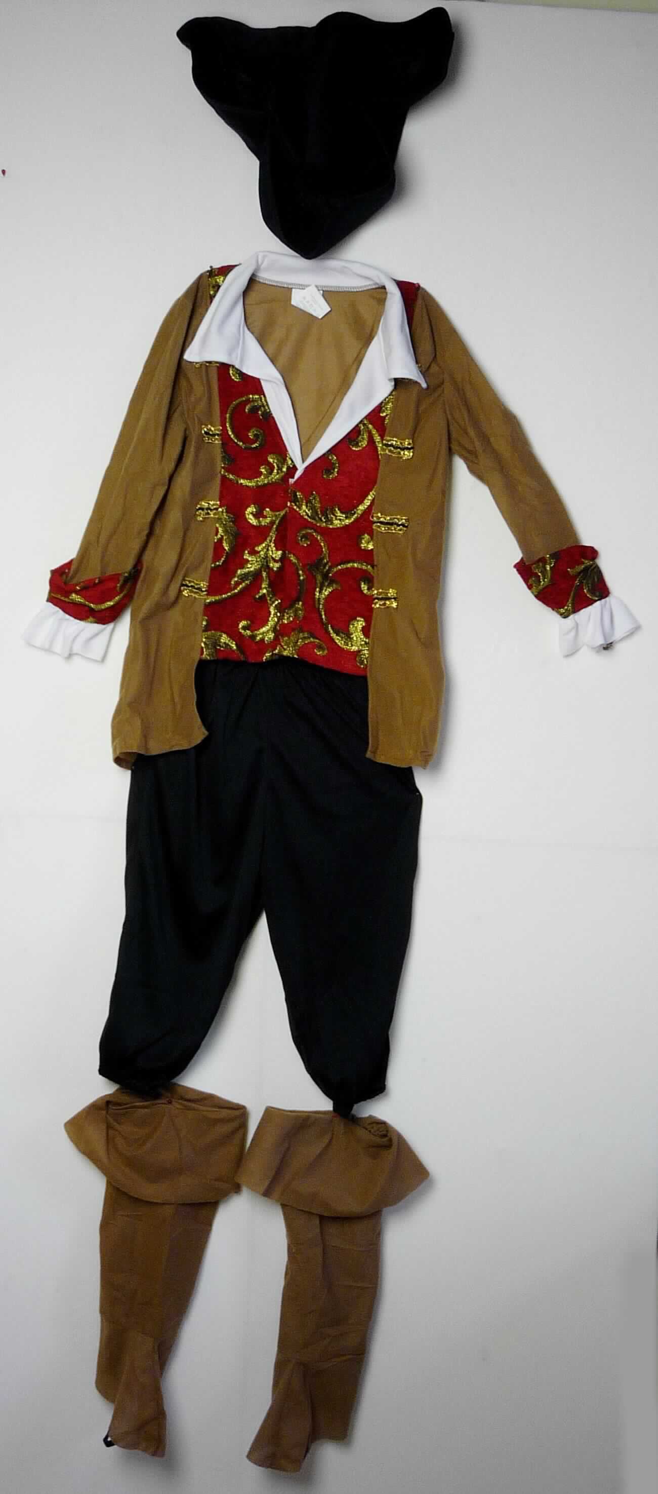 Kinderkostüm "Pirat", Art. 92019, in Größe 128/134, Foto siehe Anlage,
- vierteilige Zusammenstellung, bestehend aus einem Hemd, einer langen Hose, einer Kopfbedeckung und zwei
  gamaschenähnlichen Waren,
- gemeinsam in einem Polybeutel mit einem bedruckten Pappeinetikett verpackt,
- gehört als Maskenkostüm aus Spinnstoffen nicht zum Warenkreis der Position 9505,
- keine Kombination, da die Kleidungsstücke nicht aus ein uns demselben Flächenerzeugnis hergestellt wurden,
- getrennte Einreihung aller Bestandteile, weil die Kleidungsstücke nicht zusammen in eine Position eingereiht 
  werden können,
- alle Flächenerzeugnisse aus laut Antrag 100 % Polyester (synthetische Chemiefasern),
- Hemd:
-- aus ca. 0,6 mm dicken, einseitig (Außenseite) gerauten, einfarbigen Gewirken mit durchschnittlich mehr als 
   10 Maschen je linearen Zentimeter in jeder Richtung sowie vorn aus ca. 1,2 mm dicken, einfarbigen 
   Chenillegeweben,
-- über den Schritt reichend (Rückenlänge: ca. 62 cm), 
-- mit einem Umlegekragen,
-- vorn mit einer durchgehenden Öffnung mit Klettverschluss vorn links über rechts (Knabenkleidung),
-- vorn mit Stickereien sowie mit Kettengewirken ausgestattet, die einen Verschluss imitieren sollen,
-- mit langen Ärmeln; an den Ärmelenden mit den o. g. Chenillegeweben sowie mit Gewirkezuschnitten ausgestattet
-- am unteren Rand durch Umschlagen und Festnähen gesäumt,
-- im Hinblick auf den Umfang und den Wert verleihen die Gewirke der Ware ihren wesentlichen Charakter, damit 
   keine Ware des Kapitels 62.

"Hemd, aus Gewirken, für Knaben, aus Chemiefasern"