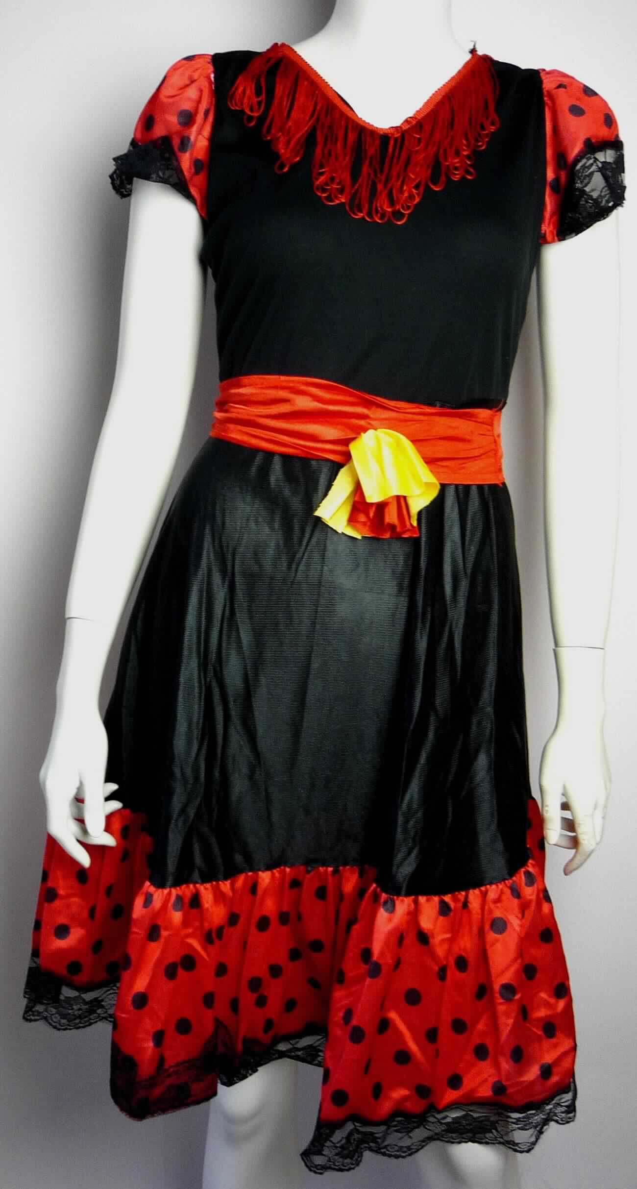 Kinderkostüm "Spanierin", Art. 92060, Größe S, Foto siehe Anlage,
- Warenzusammenstellung, bestehend aus einem Kleid und einem Gürtel,
- in einem Polybeutel gemeinsam mit einem bedruckten Pappetikett für den Einzelverkauf aufgemacht und zur 
  Befriedigung eines speziellen Bedarfs zusammengestellt,
- gehört als Maskenkostüm aus Spinnstoffen nicht zum Warenkreis der Position 9505,
- alle Flächenerzeugnisse aus laut Antrag 100 % Polyester (synthetische Chemiefasern),
- Kleid:
-- aus verschiedenen ca. 0,3 mm bzw. ca. 0,5 mm dicken, einfarbigen und bedruckten Gewirken,
-- über das Knie reichend (Rückenlänge: ca. 97 cm),
-- mit einem V-förmigen Ausschnitt; am unteren Rand des Ausschnitts mit ca. 10 cm langen "Bändern" verziert,
-- ohne Öffnung und ohne Verschluss,
-- mit kurzen Ärmeln,
-- am unteren Rand sowie an den Ärmelenden mit Zuschnitten aus durchbrochen gearbeiteten Gewirken
   (sog. Raschelspitze) ausgestattet,
-- kann aufgrund der Länge ohne ein weiteres, den Unterkörper bedeckendes Kleidungsstück getragen werden,
-- aufgrund des verwendeten Flächenerzeugnisses keine Ware des Kapitels 62,
- Gürtel:
-- aus ca. 0,3 mm dicken, einfarbigen Gewirken,
-- mit einer Länge von ca. 70 cm und einer Breite von ca. 6 cm,
-- schlauchförmig zusammengenäht und an den Enden mit Klettverschlüssen ausgestattet,
-- mittig mit angenähten Zuschnitten aus den o. g. Gewirken verziert,
- das Kleid verleiht der Warenzusammenstellung im Hinblick auf den Umfang und die Verwendung ihren
  wesentlichen Charakter.

"Kleid, aus Gewirken, für Frauen, aus synthetischen Chemiefasern"