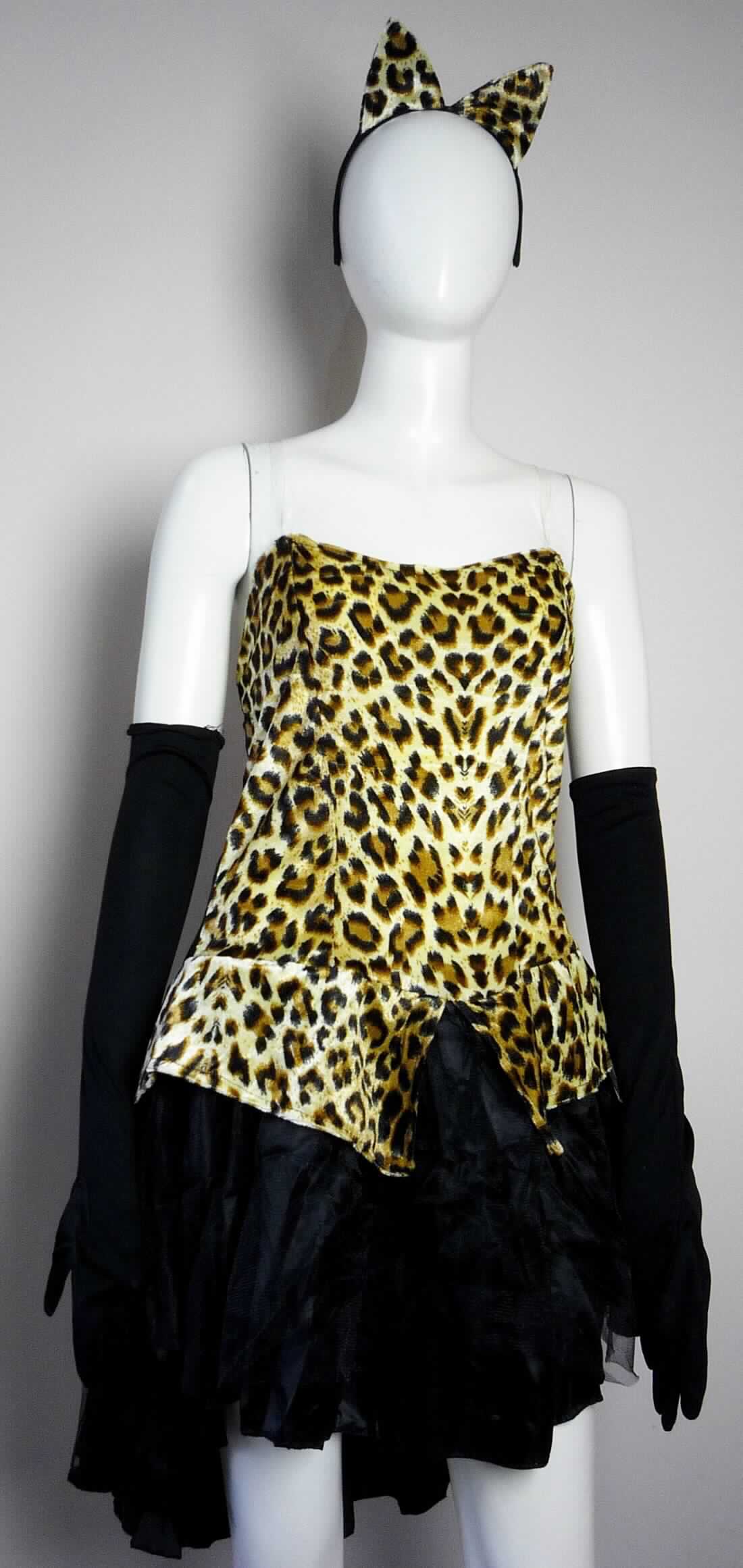 Kostüm "Leopardin", Art. 92068, Größe 40/42, Foto siehe Anlage,
- Warenzusammenstellung, bestehend aus einem Kleid, zwei Handschuhen und einem Haarreif,
- in einem Polybeutel gemeinsam mit einem bedruckten Pappetikett für den Einzelverkauf aufgemacht und zur 
  Befriedigung eines speziellen Bedarfs zusammengestellt,
- gehört als Maskenkostüm aus Spinnstoffen nicht zum Warenkreis der Position 9505,
- alle Flächenerzeugnisse aus laut Antrag 100 % Polyester (synthetische Chemiefasern),
- Kleid:
-- oberhalb der Taille mit einer Vorderseite aus ca. 0,5 mm dicken, bedruckten, samtartigen Gewirken sowie mit 
   einer Rückseite aus ca. 0,4 mm dicken, einfarbigen Gewirken,
-- im Rockteil zweilagig gearbeitet; mit einer Außenlage aus ca. 0,2 mm dicken, netzartig durchbrochenen, 
   einfarbigen Gewirken und einer Innenlage aus den o. g. einfarbigen Gewirken,
-- über den Schritt reichend (Rückenlänge: ca. 82 cm),
-- mit schmalen, elastischen Trägern (sog. Spaghettiträger) aus augenscheinlich Kunststoff,
-- ohne Öffnung und ohne Verschluss,
-- am unteren Rand der Innenlage abgepasst gewirkt sowie am unteren Rand der Außenlage geschnitten,
-- kann ohne ein weiteres, den Unterkörper bedeckendes Kleidungsstück getragen werden,
-- aufgrund des verwendeten Flächenerzeugnisses keine Ware des Kapitels 62,
- Handschuhe:
-- als Fünffingerhandschuhe gearbeitet,
-- aus ca. 0,5 mm dicken, einfarbigen Gewirken,
-- mit bis über die Ellenbogen reichenden Stulpen,
-- am Rand der Stulpen durch Umschlagen und Festnähen gesäumt,
- Haarreif:
-- bis zu ca. 1 cm breiter und ca. 34 cm langer, in ein Gewirke aus Spinnstoffen eingenähter Reif aus 
   augenscheinlich Kunststoff, 
-- mit zwei stilisierten "Leopardenohren" aus den o. g. bedruckten Gewirken, die mit augenscheinlich Vliesstoffen
   gefüllt sind,
-- wird ins Haar gesteckt und dient hauptsächlich dem Schmücken des Kopfes,
- das Kleid verleiht der Warenzusammenstellung im Hinblick auf den Umfang und die Verwendung ihren 
  wesentlichen Charakter.

"Kleid, aus Gewirken, für Frauen, aus synthetischen Chemiefasern"