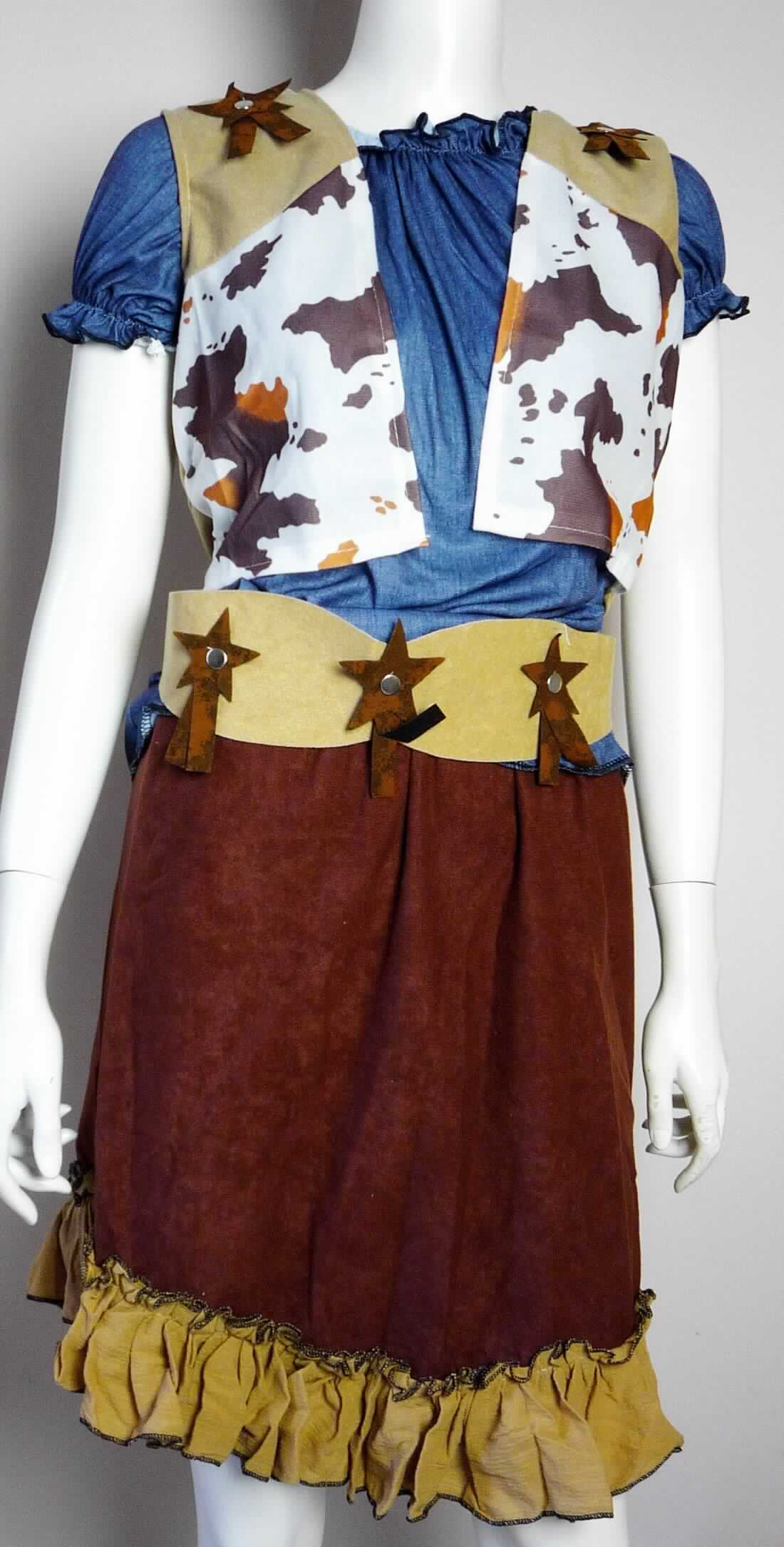 Kinderkostüm "Cowgirl", Art. 92065, Größe 152/158, Foto siehe Anlage,
- vierteilige Zusammenstellung, bestehend aus einem modischen Unterhemd, einer Weste, einem Rock und einem
  Gürtel,
- gemeinsam in einem Polybeutel mit einem bedruckten Pappetikett verpackt,
- gehört als Maskenkostüm aus Spinnstoffen nicht zum Warenkreis der Position 9505,
- keine Kombination, da die Kleidungsstücke nicht aus ein und demselben Flächenerzeugnis hergestellt wurden,
- getrennte Einreihung aller Bestandteile, weil die Kleidungsstücke nicht zusammen in eine Position eingereiht
  werden können,
- alle Flächenerzeugnisse aus laut Antrag 100 % Polyester (synthetische Chemiefasern),
- Rock:
-- aus ca. 0,6 mm dicken, einseitig (Außenseite) gerauten, einfarbigen Gewirken sowie am unteren Rand aus
   ca. 0,5 mm dicken, einfarbigen Geweben,
-- über den halben Oberschenkel reichend (Seitenlänge: ca. 52 cm),
-- in der Taille abschließend, mit einem elastischen Taillenbund,
-- ohne Öffnung und ohne Verschluss,
-- am unteren Rand durch Überwendlichnähte gesäumt,
-- im Hinblick auf den Umfang und das äußerere Erscheinungsbild bestimmen die Gewirke den Charakter 
   der Ware (damit keine Ware des Kapitels 62).

"Rock, aus Gewirken, für Mädchen, aus synthetischen Chemiefasern"