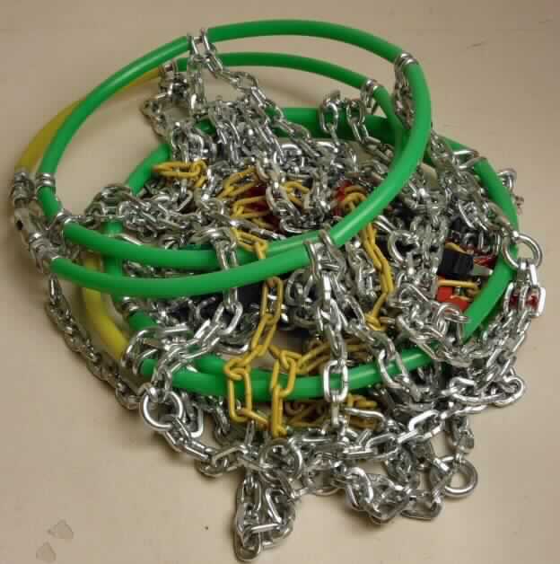Es handelt sich um aus Stahl (charakterbestimmend) gefertigte, zu einem grobmaschigen, rautenförmigen Netz zusammengefügte Rundgliederketten (charakterbestimmend), an denen ein mit Abdeckungen aus Kunststoff oder Kautschuk versehenes Stahlseil und eine Spannkette mit Verschlussvorrichtung aus Stahl und "Griff" aus Kunststoff oder Kautschuk angebracht sind.
Jeweils zwei solcher Erzeugnisse sind gemeinsam mit einer Montageanleitung, vier Ersatzkettengliedern und zwei Einweghandschuhen in einer Kunststoffbox für den Einzelverkauf aufgemacht.
Die Erzeugnisse werden um Kraftfahrzeugreifen gelegt und dienen zur Erhöhung der Haftung zwischen Rad und Boden bei schneeglatten Straßen.
- Antragstellerangaben -

Abbildung siehe Anlage.

Derartige Erzeugnisse gehören als "Gleitschutzketten aus Stahl" zum TARIC-Code 7315 2000 00.