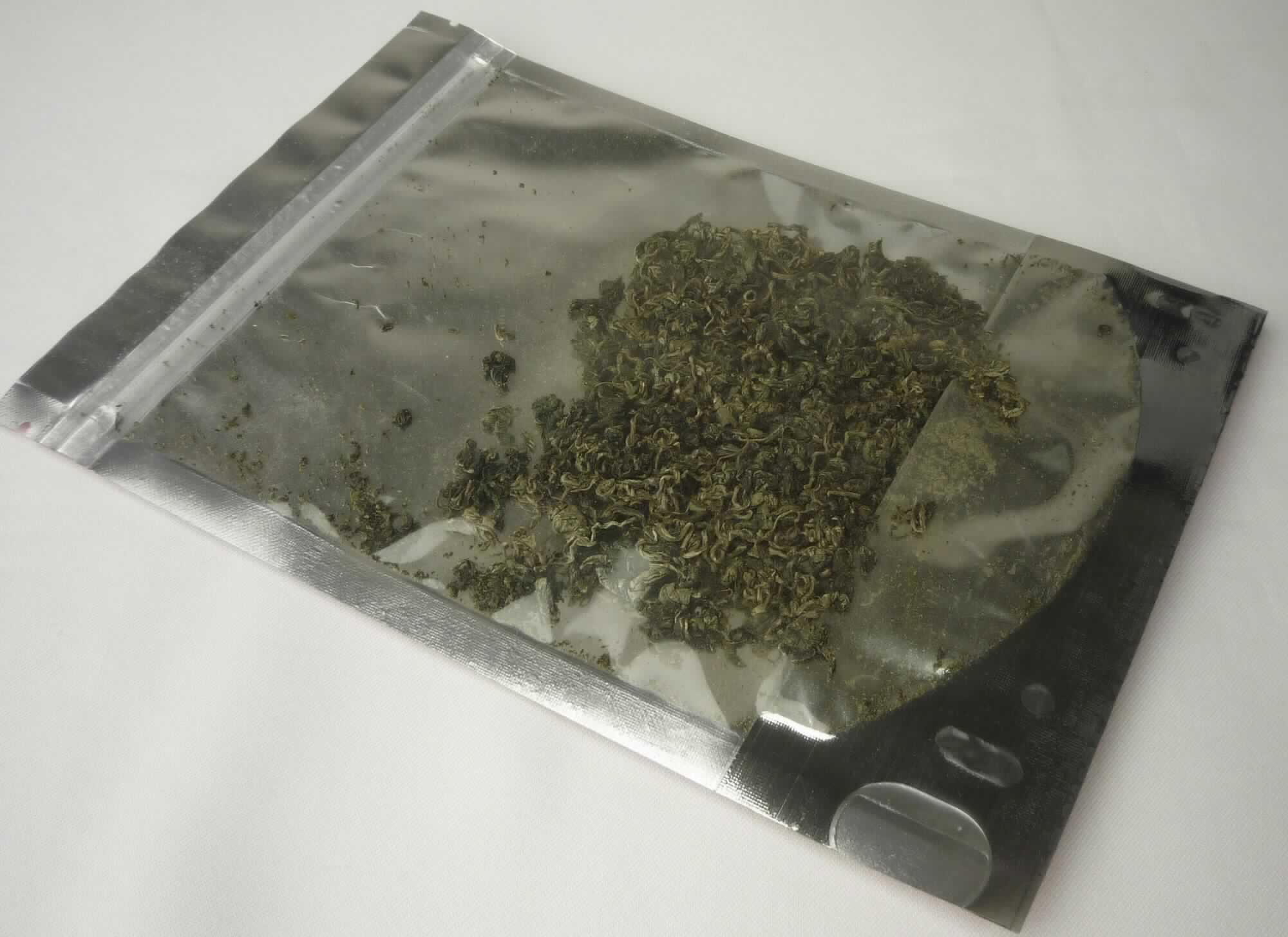 Nach den Antragsangaben und dem vorliegenden Warenmuster handelt sich um getrocknete, dunkelgrüne Blätter und Blattfragmente von Pflanzen der Art Gynostemma pentaphyllum (Jiaogulan). Jiaogulan wird nach Angaben in der Fachliteratur als Aufgussgetränk hauptsächlich zu Zwecken der Medizin verwendet.
Die angegebene Verwendungsbestimmung zur Raumdekoration bzw. als Potpourrie steht der Einreihung nicht entgegen.
Die Ware ist in einer neutralen, nicht etikettierten Aluminium-Aromaschutzverpackung mit transparenter Kunststofffolienabdeckung aufgemacht.

Zolltarifrechtlich handelt es sich um "Pflanzenteile der hauptsächlich zur Zwecken der Medizin und dergleichen verwendeten Art, getrocknet, andere als in den TARIC-Codes 1211 2000 00  bis 1211 9086 30 genannt".
