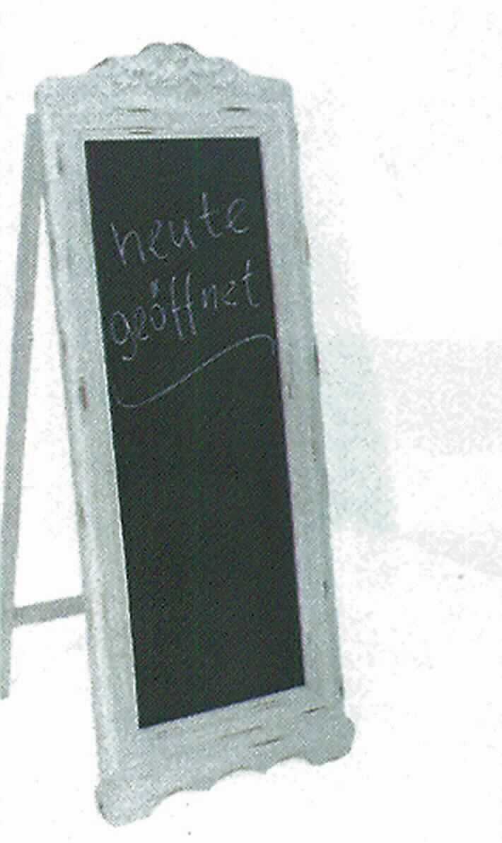 Bei der Ware handelt es sich um eine mit einem weißen Holzrahmen gerahmte Tafel zum Stellen (Art. 3235). Die ca. 132 cm hohe und 52 cm breite Tafel mit einer Tiefe von ca. 5 cm ist mit einem Aufstellmechanismus ebenfalls aus Holz ausgestattet. Die Tafel ist zum Schreiben oder Zeichnen mit Kreide vorgesehen.

Die Ware wird als "Tafel zum Schreiben oder Zeichnen, auch gerahmt" eingereiht.
