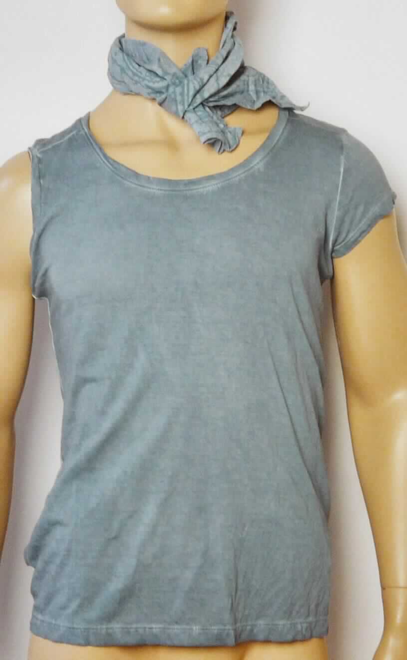 T-Shirt und Ziertaschentuch, sog. Unterhemden aus Baumwolle, Art. D1206G01088A // 14-0700, Größe M, Foto siehe Anlage,
- zweiteilige Zusammenstellung; keine Einreihung als Warenzusammenstellung, da die Bestandteile nicht der 
  Befriedigung eines speziellen Bedarfs oder der Ausübung einer bestimmten Tätigkeit dienen, somit getrennte 
  Einreihung aller Bestandteile der Zusammenstellung,
- T-Shirt:
-- aus ca. 0,5 mm dicken, bedruckten Gewirken aus laut Antrag 100 % Baumwolle,
-- fast bis zum Schritt reichend (Rückenlänge: ca. 65 cm),
-- mit einem runden, leicht halsfernen Ausschnitt,
-- ohne Öffnung und ohne Verschluss,
-- mit kurzen, enganliegenden Ärmeln,
-- am unteren Rand und an den Abschlüssen der Ärmel durch Umschlagen und Festnähen gesäumt.

"T-Shirt, aus Gewirken, aus Baumwolle"