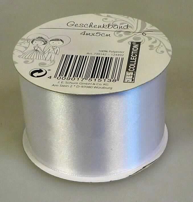 Band, sog. Geschenkband, Satin weiß, Artikel 739142, Foto siehe Anlage,
- als Meterware auf einer Pappspule, laut Antrag mit einer Länge von 4 m und einer Breite von 5 cm,
- aus einfarbigen Geweben aus laut Antrag 100 % Polyester (synthetische Chemiefasern),
- kein Samt, Plüsch, Chenille- oder Schlingengewebe,
- keine Elastomergarne oder Kautschukfäden enthaltend,
- mit echten Webkanten an beiden Längsseiten.

"Band, keine Ware der Position 5807, kein Samt, Plüsch, Chenille- oder Schlingengewebe, keine 
 Elastomergarne oder Kautschukfäden enthaltend, aus Chemiefasern, mit echten Webkanten"