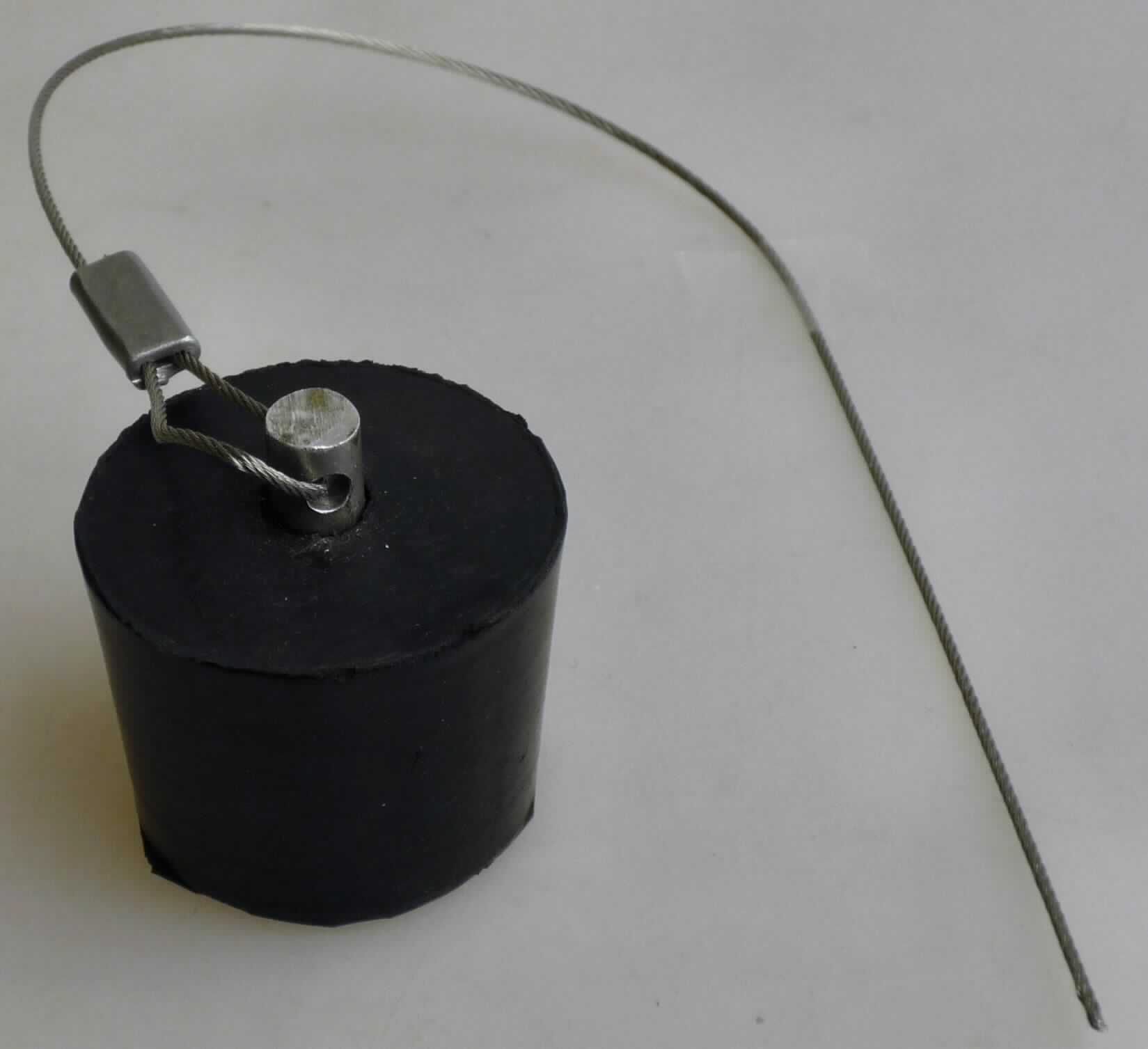 Angaben des Antragstellers: Stopfen aus Hartkautschuk

Feststellungen an einem Warenmuster:
Schwarzer  Stopfen (ca. 2,5 cm Höhe  und maximaler Durchmesser von 3,3 cm) aus einem elastischen Material. Der Stopfen ist in der Mitte mit einem Metallstift versehen, an dem ein Metalldraht befestigt ist (siehe Abbildung).

Der Stopfen enthält weniger als 15 Teile Schwefel auf 100 Teile Schwefel und der Stopfen ist elastisch. Es liegt eine Ware aus Weichkautschuk und Metall vor.

Es handelt sich bei der Ware um eine Gummi-Metallware der Unterposition 4016 9991.
