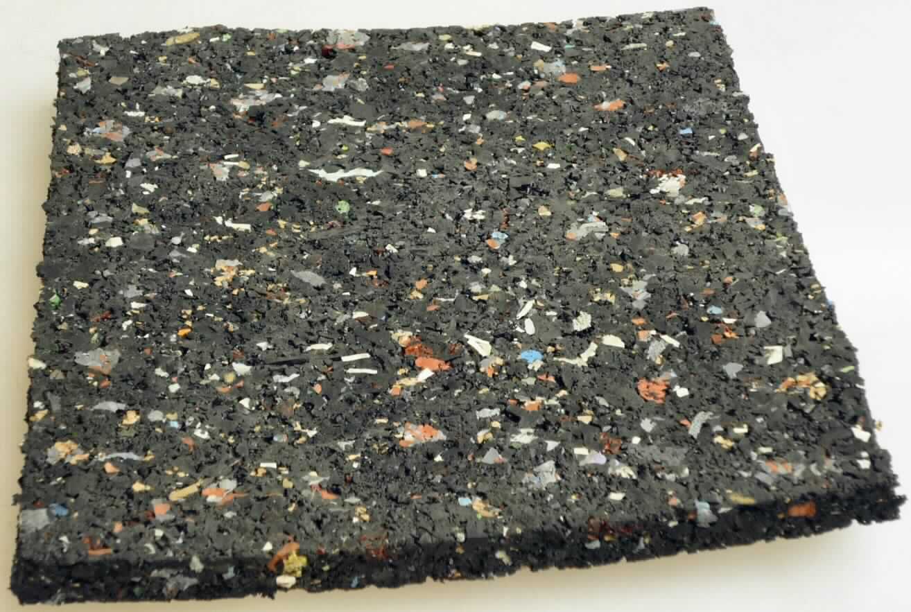 Angaben des Antragstellers:
Antivibrationsmatte (Gummi-Matte) aus recyceltem Gummigranulat als Zuschnitt.

Untersuchungsergebnisse an einem Warenmuster:
Geschnittene, elastische, schwarze, mit bunten Partikeln marmorierte Platte (Abmessungen: ca. 14 x 14 x 1 cm), überwiegend aus einem gepressten und verklebten, vulkanisierten Kautschukgranulat (siehe Abbildung).

Befund:
Es liegt eine Platte aus Weichkautschuk im Sinne der Position 4008 vor.