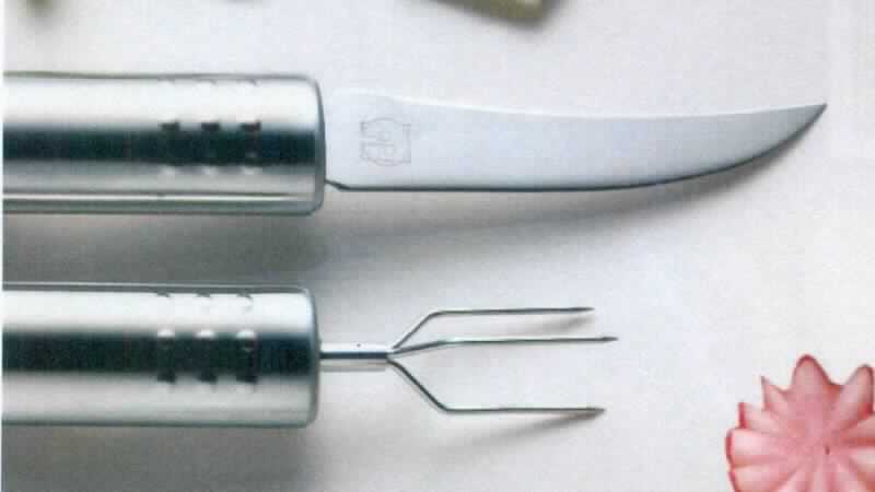 "Pellkartoffel-Schälset";

- Zusammenstellung bestehend aus:
- - 2 Messern, mit schneidender Klinge
- - 2 Pellkartoffelgabeln (sog. Piekse)r, mit drei am Griff befestigte Zinken

- -vollständig aus nicht rostenden Stahl (lt. Antragstellerangaben)

- dient dem Aufspießen und Schälen von Pellkartoffeln

Abbildung siehe Anlage.

Derartige Erzeugnisse gehören als "Zusammenstellung von Gabeln und Messern mit arbeitendem Teil aus nicht rostenden Sahl" zur Codenummer 8215 2010 00 0 des Zolltarifs (ZT).