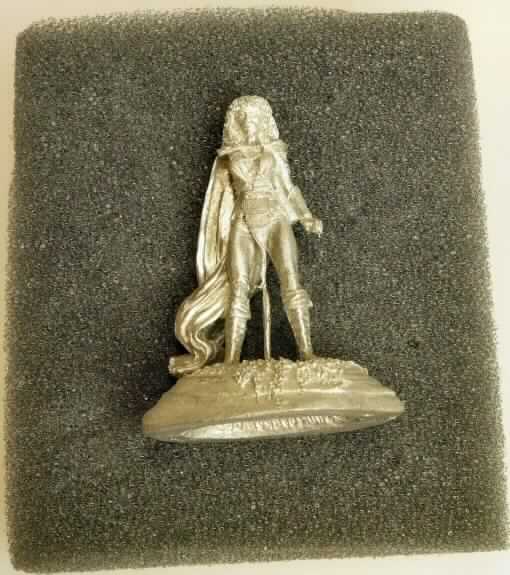 Bei dem vorgelegten Warenmuster handelt es sich um eine aus zwei Einzelteilen bestehende,
noch unbemalte gegossene Zinnminiatur (Größe ca. 3 x 2 x 4 cm - L x B x H) aus der Sammelserie 
Dark Sword Miniatures. Die starre, auf einem Sockel stehende Frau stellt eine Fantasy-Figur in Form
einer Kriegerin mit langen, lockigen Haaren dar. Sie trägt eng anliegende Kleidung, einen langen
Umhang sowie Schaftstiefel und hält ein Langschwert in der rechten Hand. Der rechte Arm mit dem 
Schwert ist noch nicht an der Figur angebracht.
Die Figur dient der Unterhaltung von Kindern und Erwachsenen.
Das Erzeugnis ist auf einer Schaumstoffunterlage in einer Kunststoffverpackung mit bedrucktem
Papprücken für den Einzelverkauf aufgemacht.

Die Ware ist als "anderes als in den Unterpositionen (KN) 9503 0010 bis 9503 0081 erfasstes
Spielzeug, im Gussverfahren hergestelltes Miniaturmodell aus Metall" einzureihen.